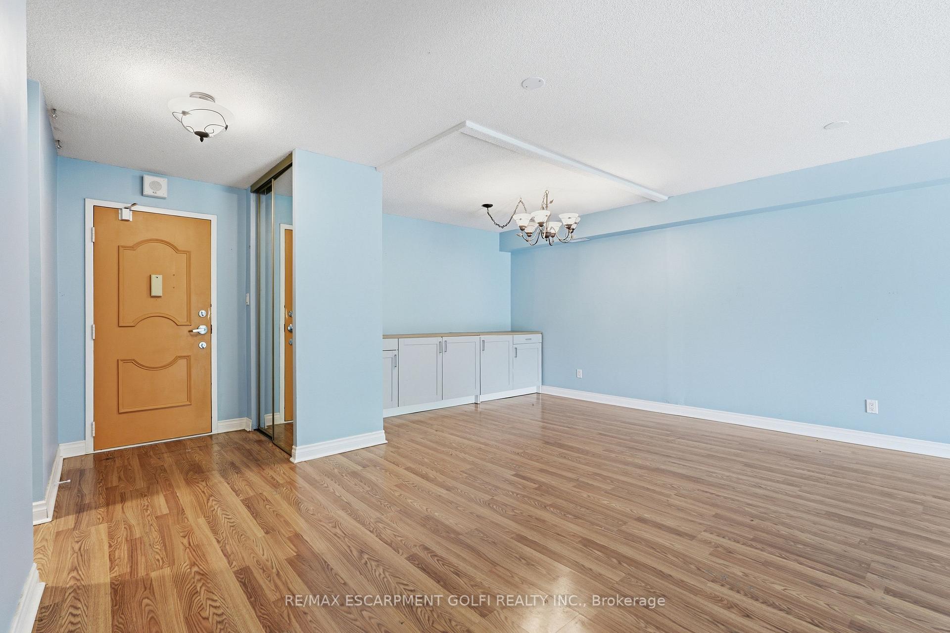 Photo 6 of Unit B3, 7 Gale Crescent, St. Catharines, Downtown — HOMEH