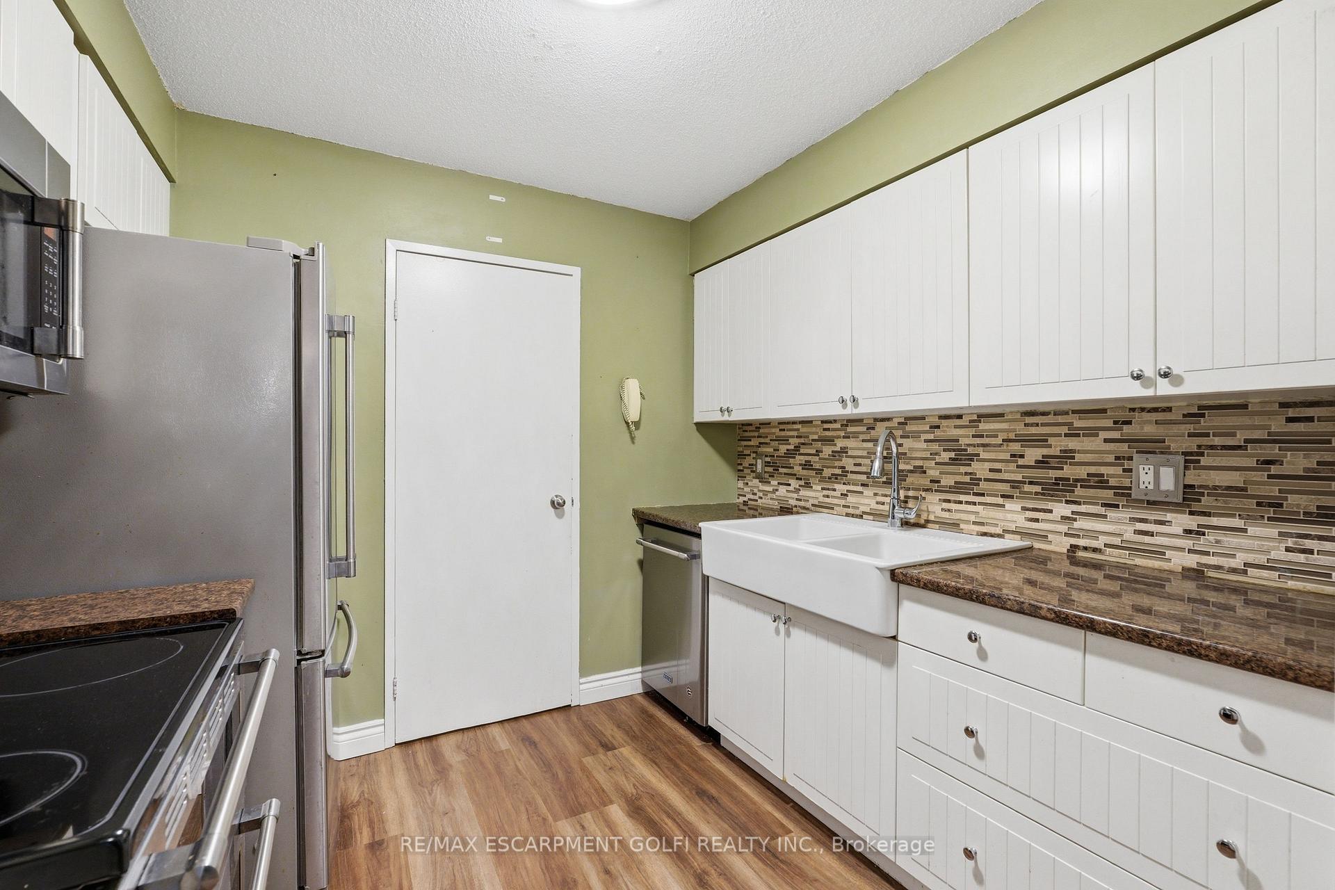 Photo 11 of Unit B3, 7 Gale Crescent, St. Catharines, Downtown — HOMEH