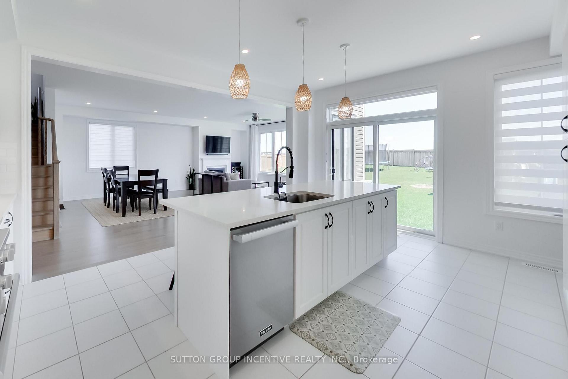 Photo 7 of 13 Abbey Crescent, Barrie, Rural Barrie Southeast — HOMEH