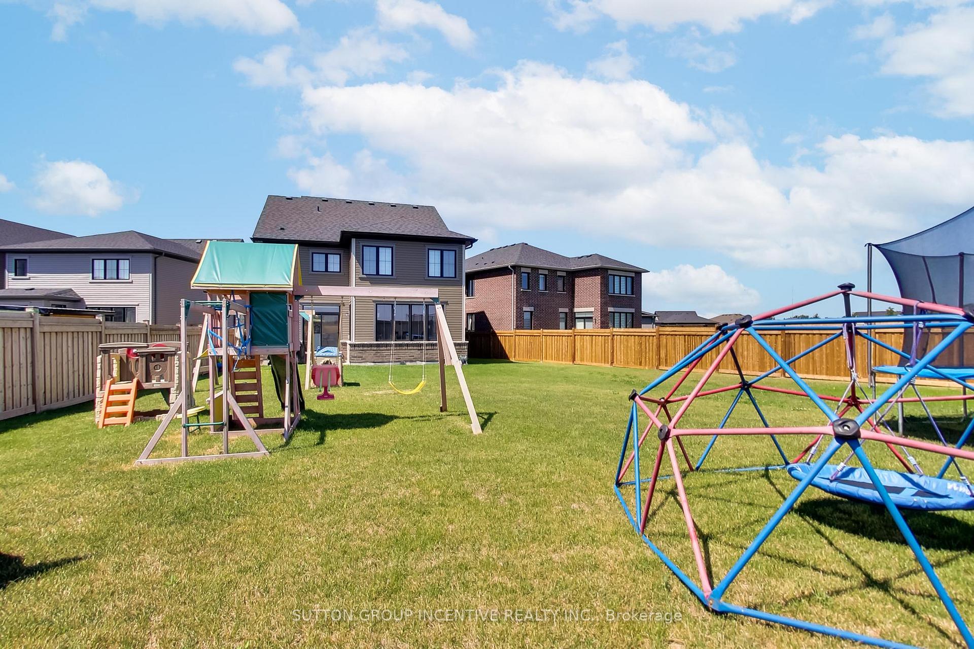 Photo 36 of 13 Abbey Crescent, Barrie, Rural Barrie Southeast — HOMEH