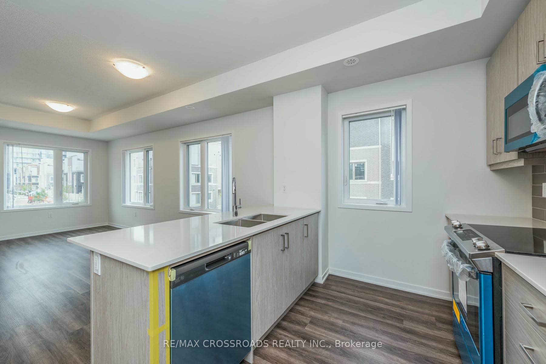 Photo 5 of Unit 292, 140 Honeycrisp Crescent, Vaughan, Vaughan Corporate Centre — HOMEH