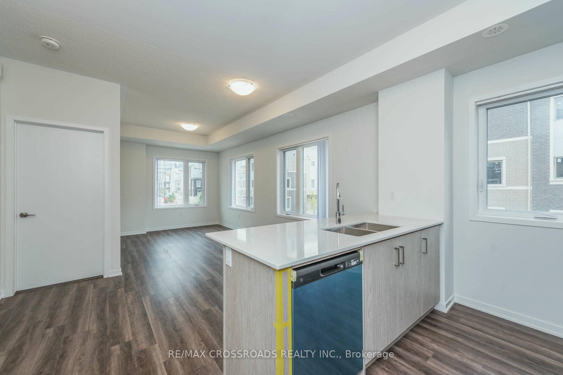 Photo 6 of Unit 292, 140 Honeycrisp Crescent, Vaughan, Vaughan Corporate Centre — HOMEH