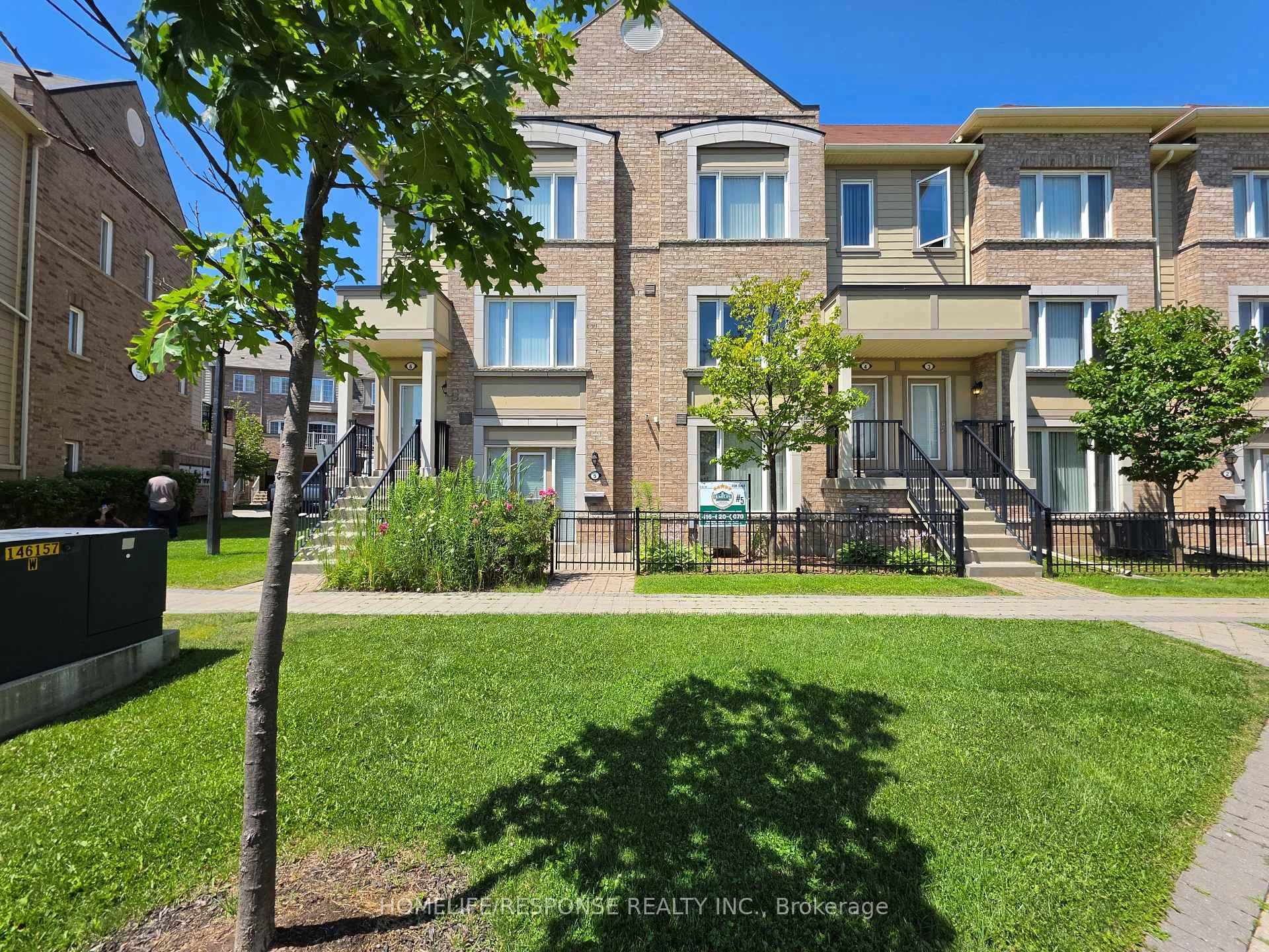 Front of Unit 5, 3175 Boxford Crescent