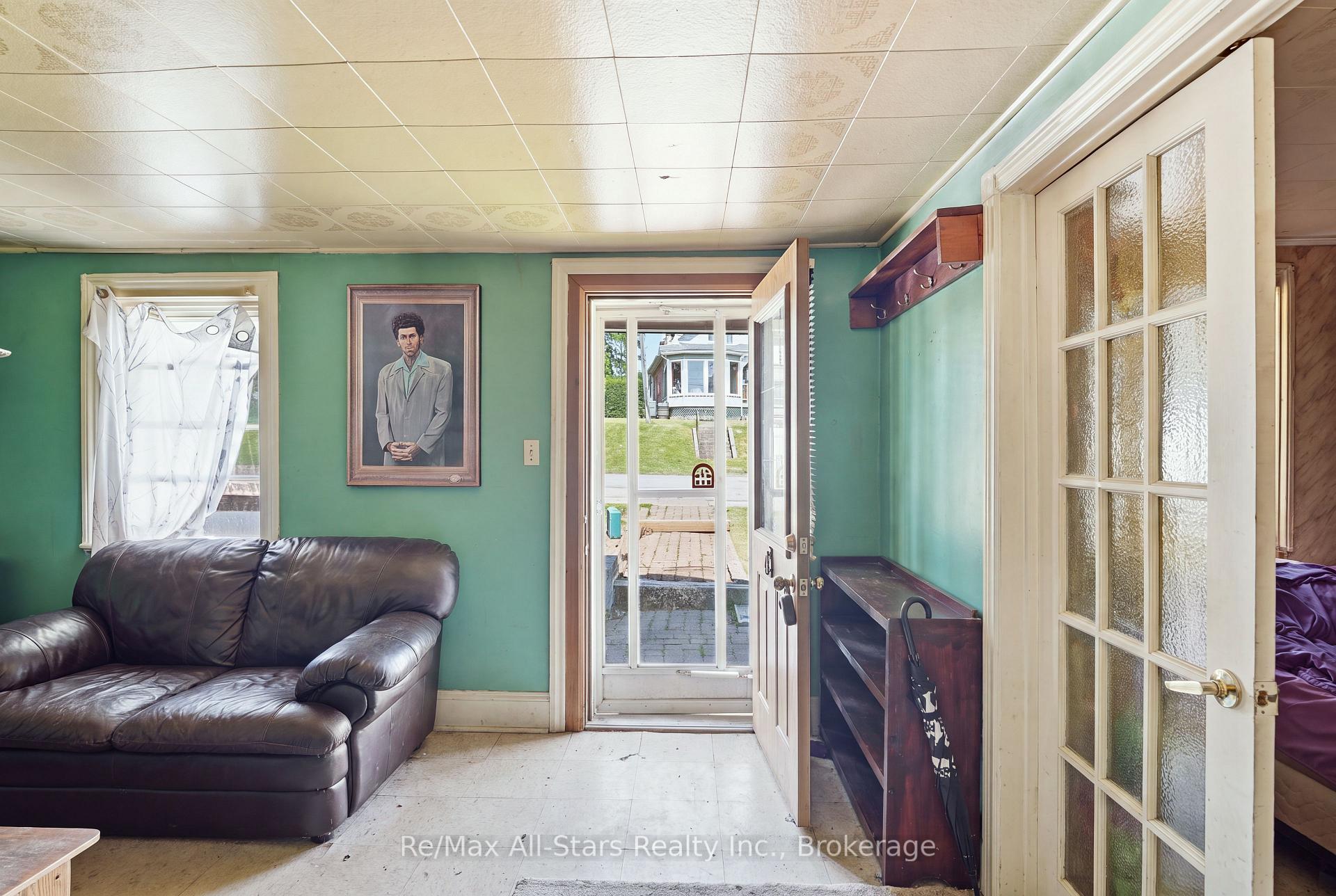 Photo 6 of 106 Bond Street E, Kawartha Lakes, Fenelon Falls — HOMEH