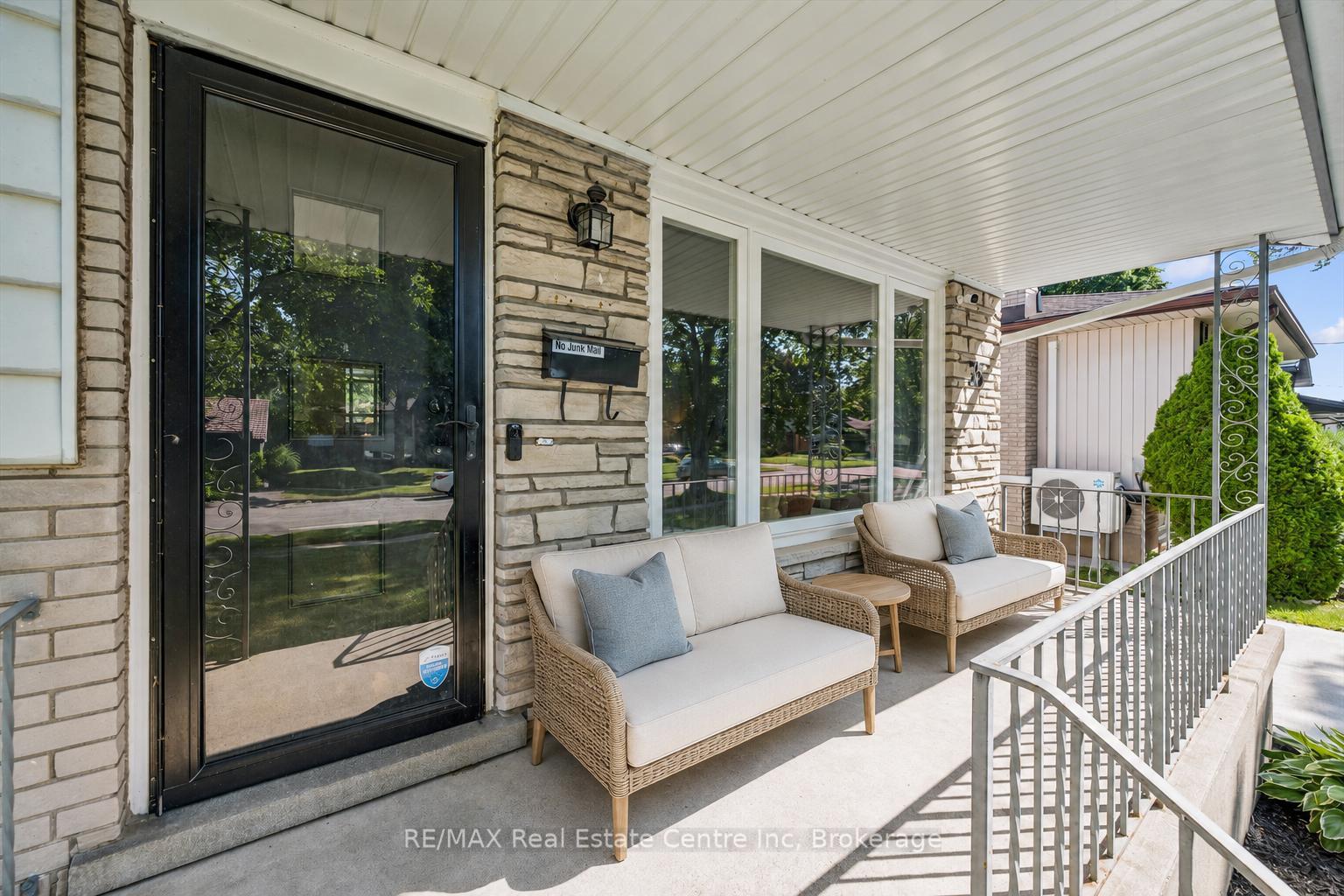 Photo 2 of 35 Golfview Road, Guelph, Victoria North — HOMEH