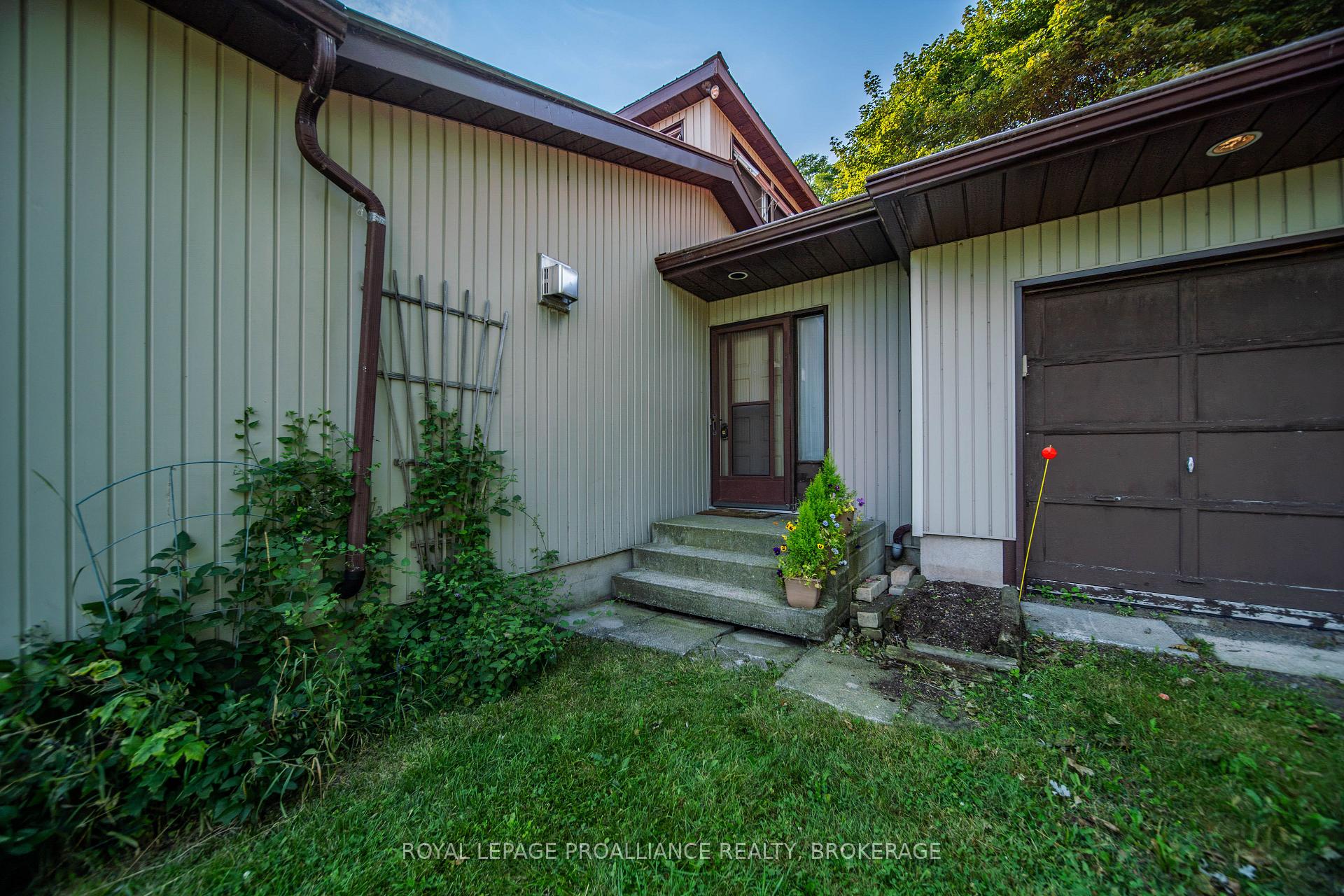 Photo 5 of 1039 96 Highway, Frontenac Islands, Wolfe Island — HOMEH