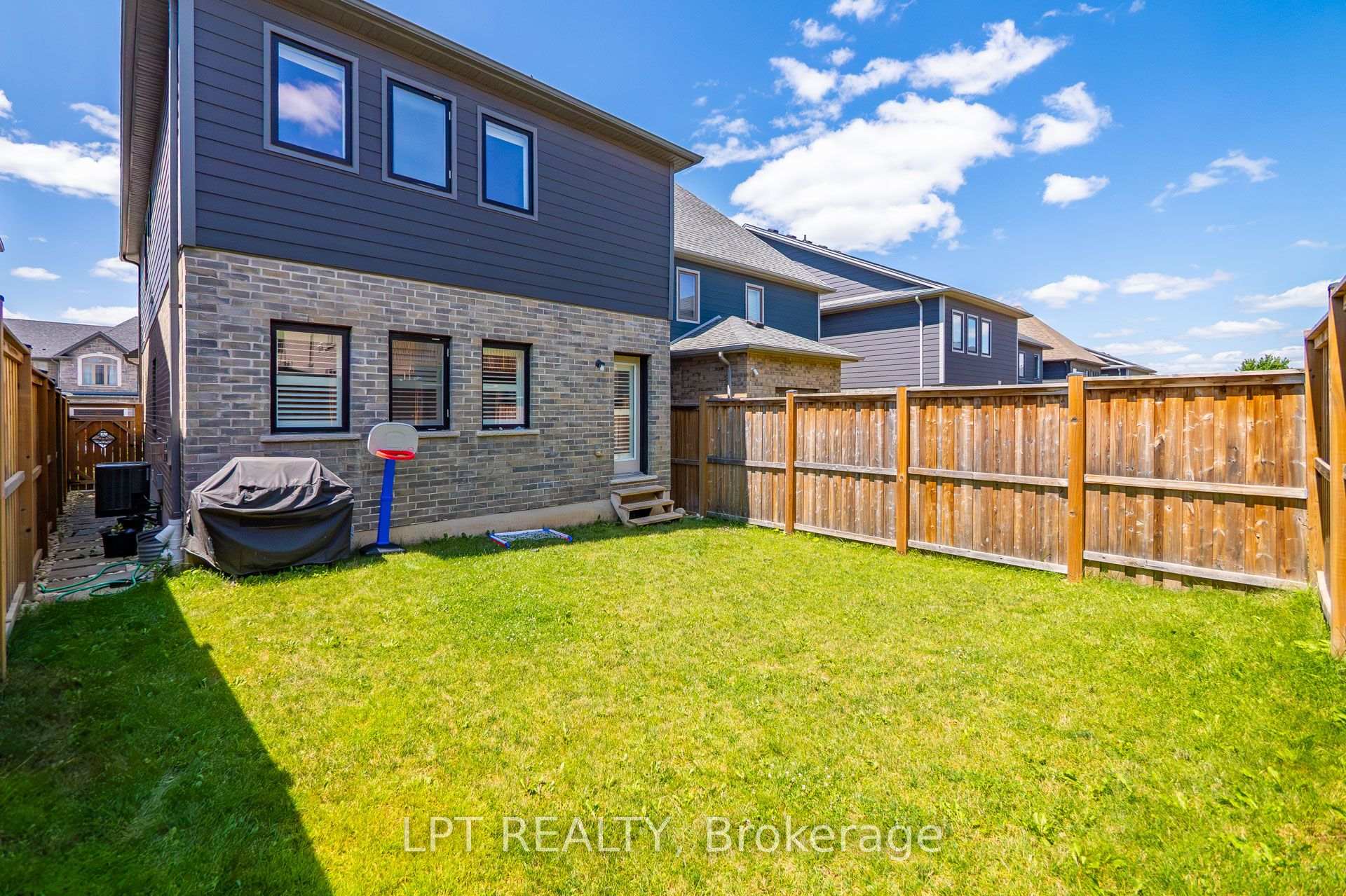 Photo 49 of 148 Hollybrook Trail S, Kitchener, Doon South — HOMEH