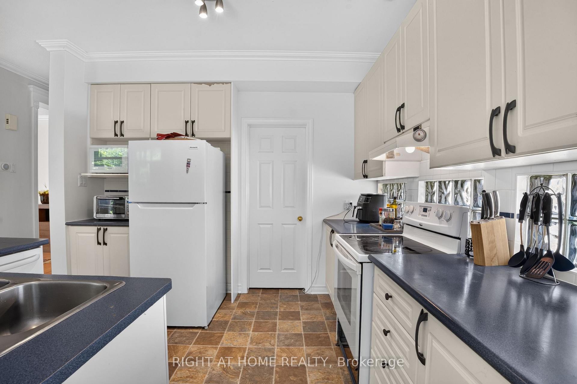 Photo 19 of 26 Evanshen Crescent, Ottawa, Kanata - Kanata Lakes/Heritage Hills — HOMEH