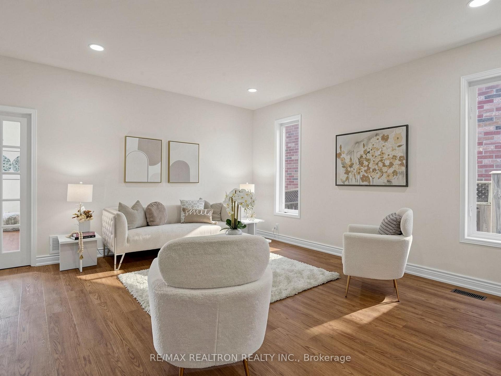 Photo 4 of 133 Russell Jarvis Drive, Markham, Legacy — HOMEH