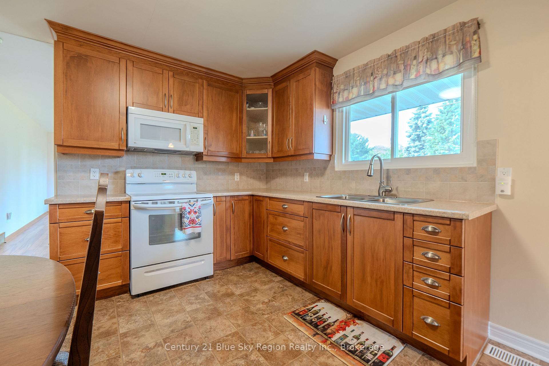 Photo 17 of 10 Strathcona Drive, North Bay, Ferris — HOMEH