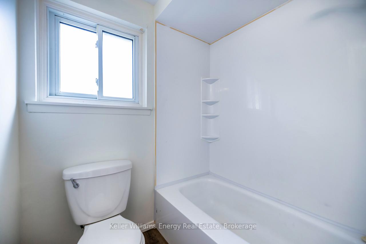 Photo 23 of 68 Hobbs Drive, Clarington, Bowmanville — HOMEH