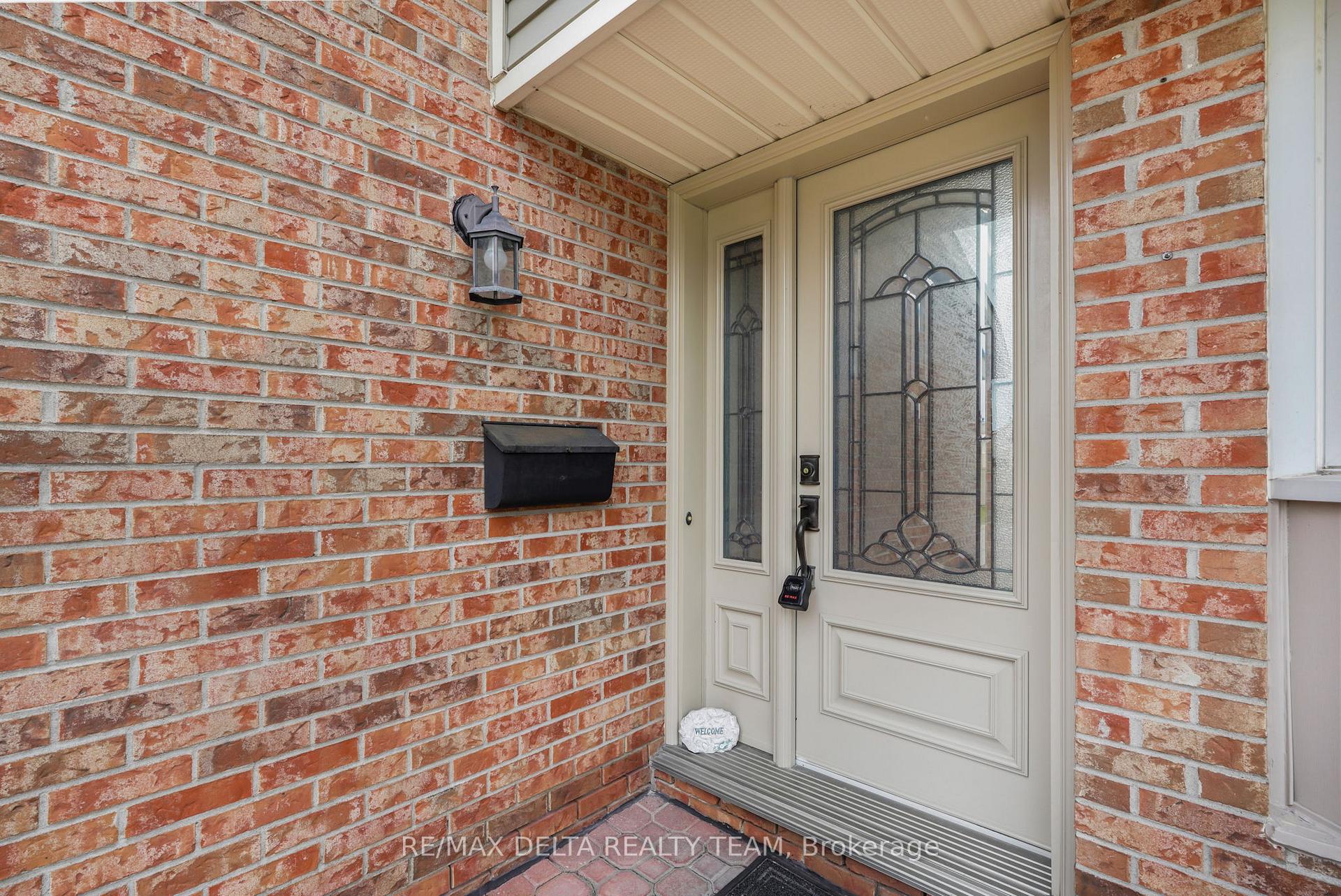 Photo 2 of 6043 Valley Field Crescent, Ottawa, Chapel Hill — HOMEH