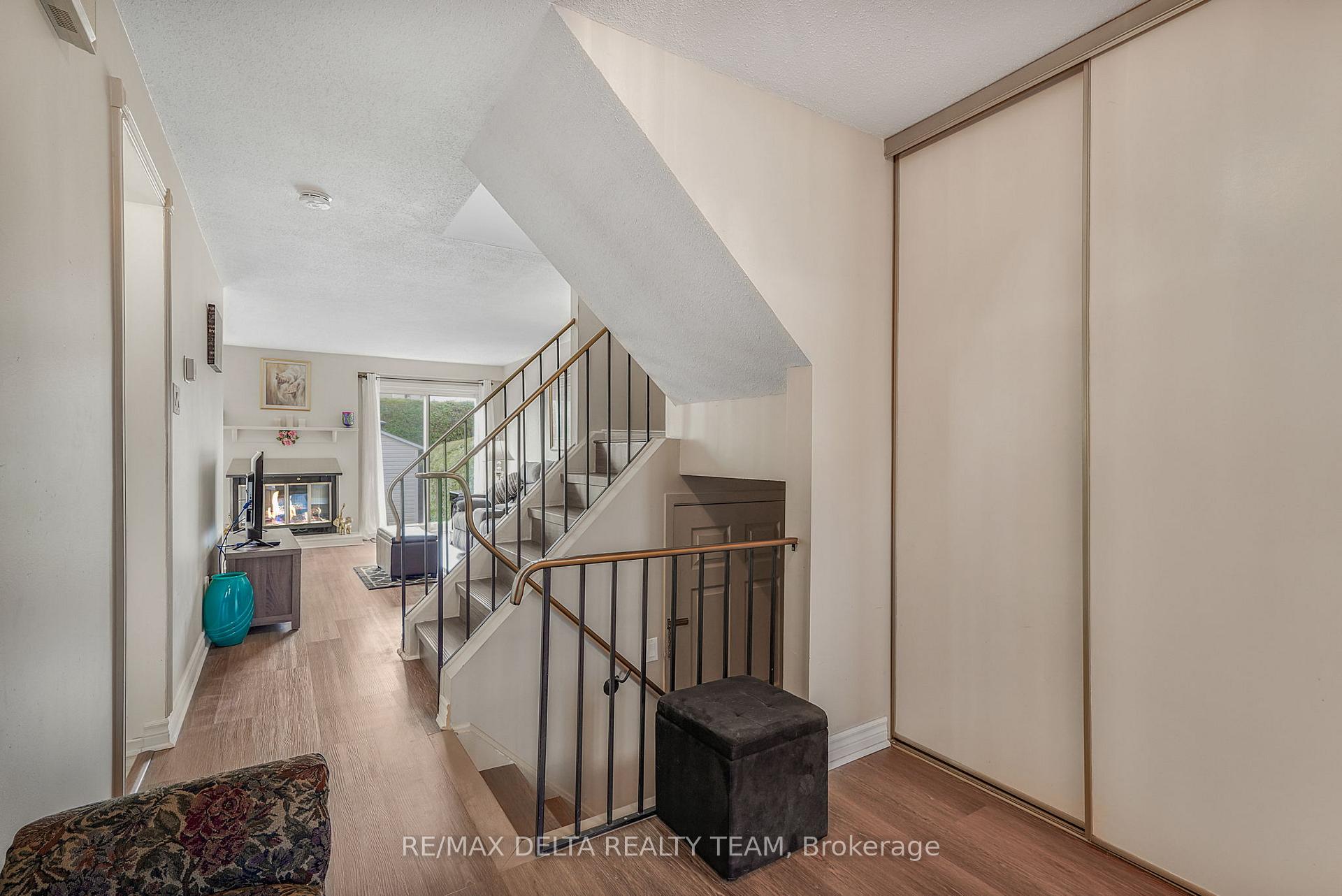 Photo 4 of 6043 Valley Field Crescent, Ottawa, Chapel Hill — HOMEH