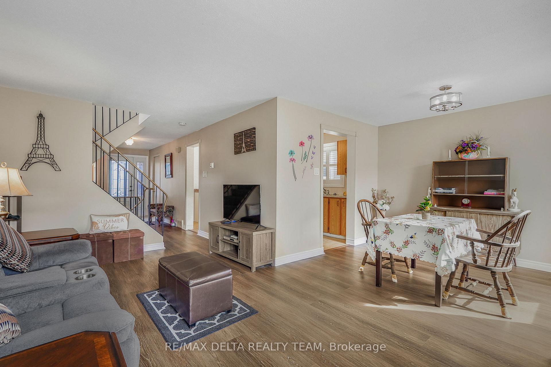 Photo 9 of 6043 Valley Field Crescent, Ottawa, Chapel Hill — HOMEH