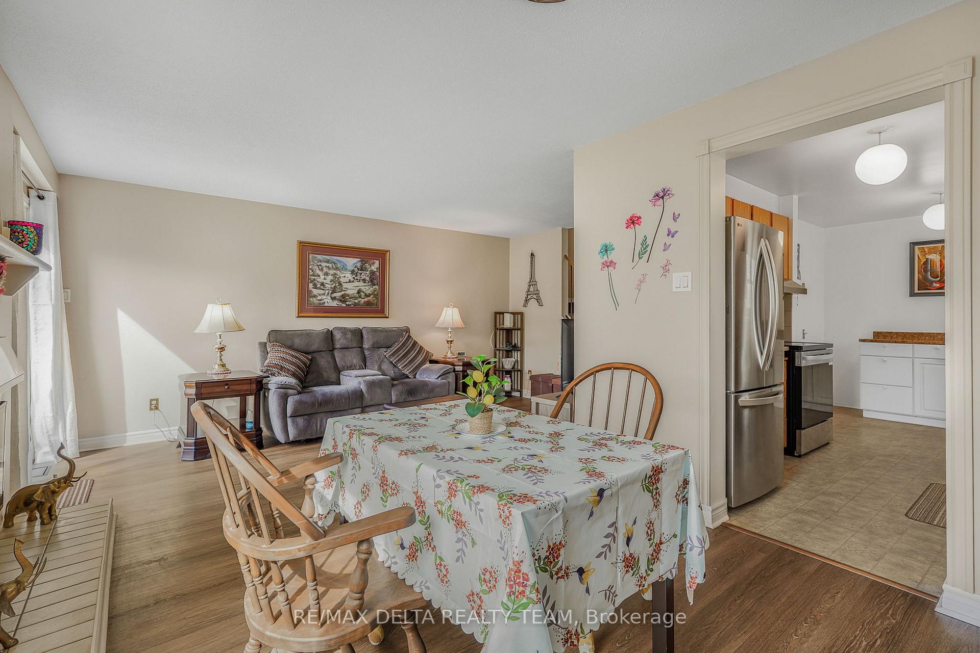 Photo 11 of 6043 Valley Field Crescent, Ottawa, Chapel Hill — HOMEH
