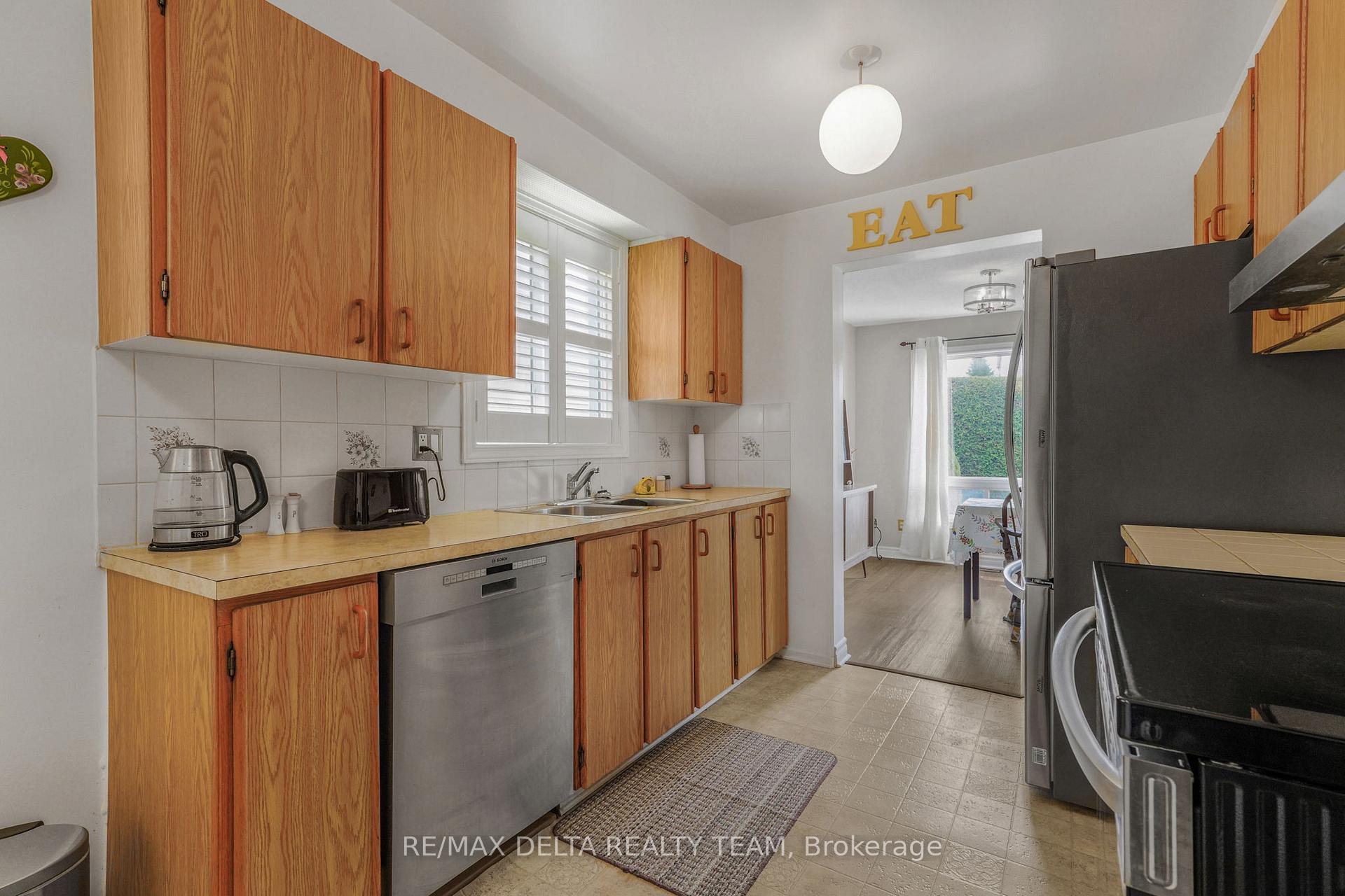 Photo 13 of 6043 Valley Field Crescent, Ottawa, Chapel Hill — HOMEH