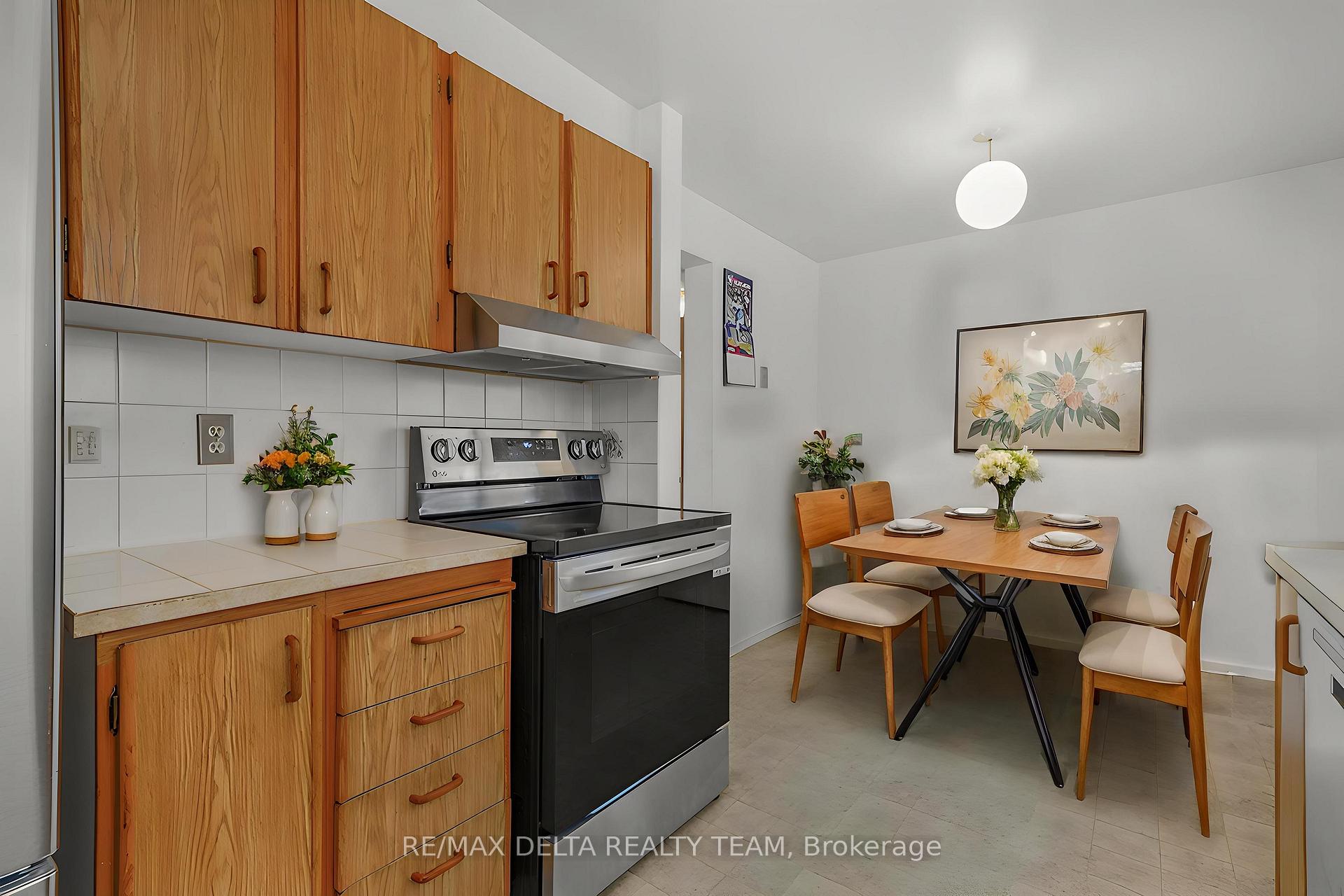 Photo 14 of 6043 Valley Field Crescent, Ottawa, Chapel Hill — HOMEH