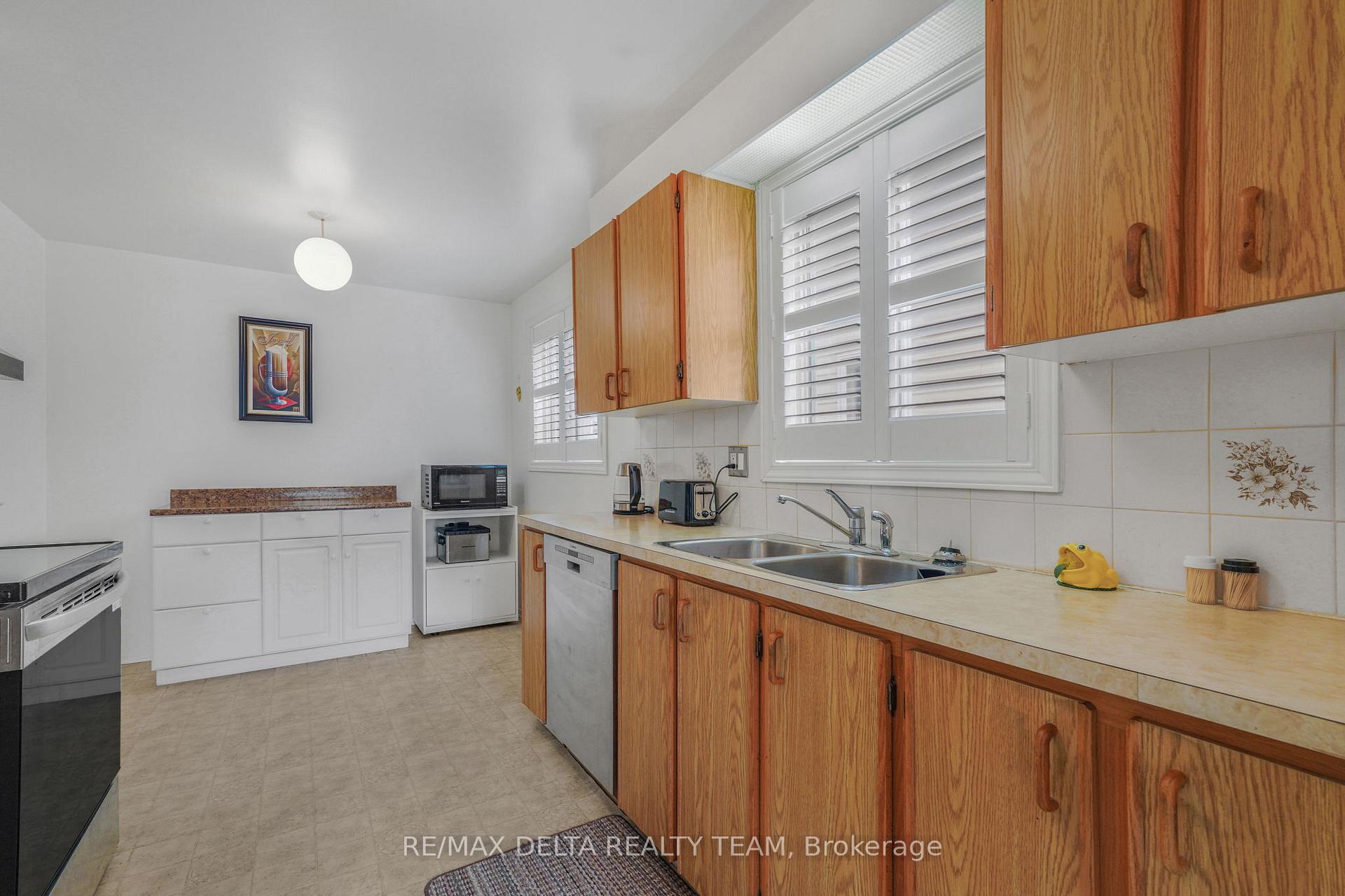 Photo 15 of 6043 Valley Field Crescent, Ottawa, Chapel Hill — HOMEH