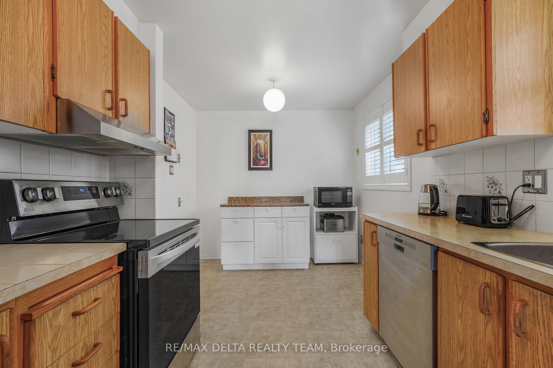 Photo 16 of 6043 Valley Field Crescent, Ottawa, Chapel Hill — HOMEH