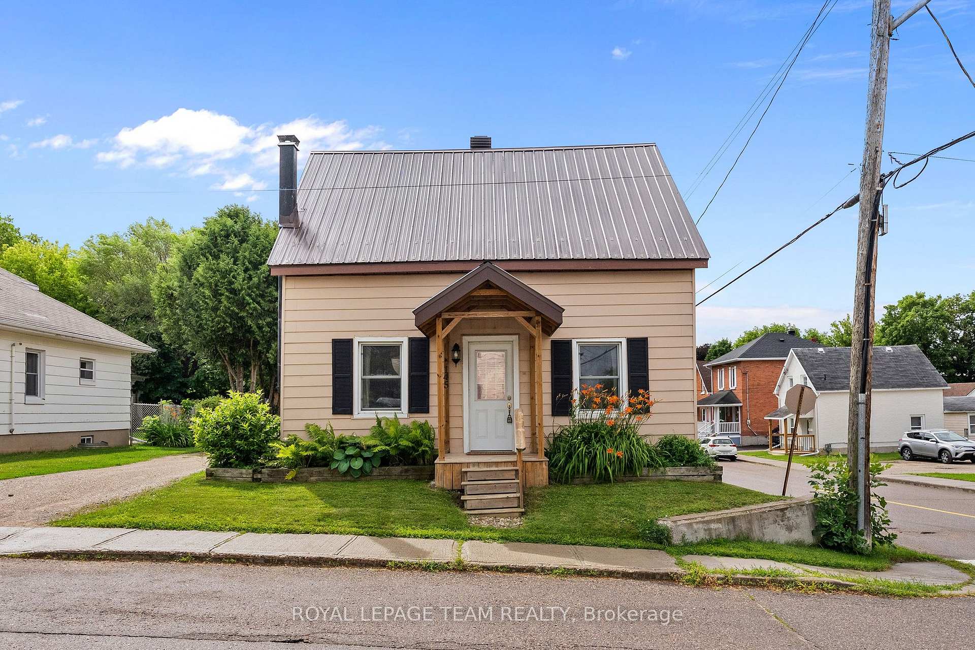 Photo 3 of 145 Munroe Avenue W, Renfrew, Renfrew — HOMEH