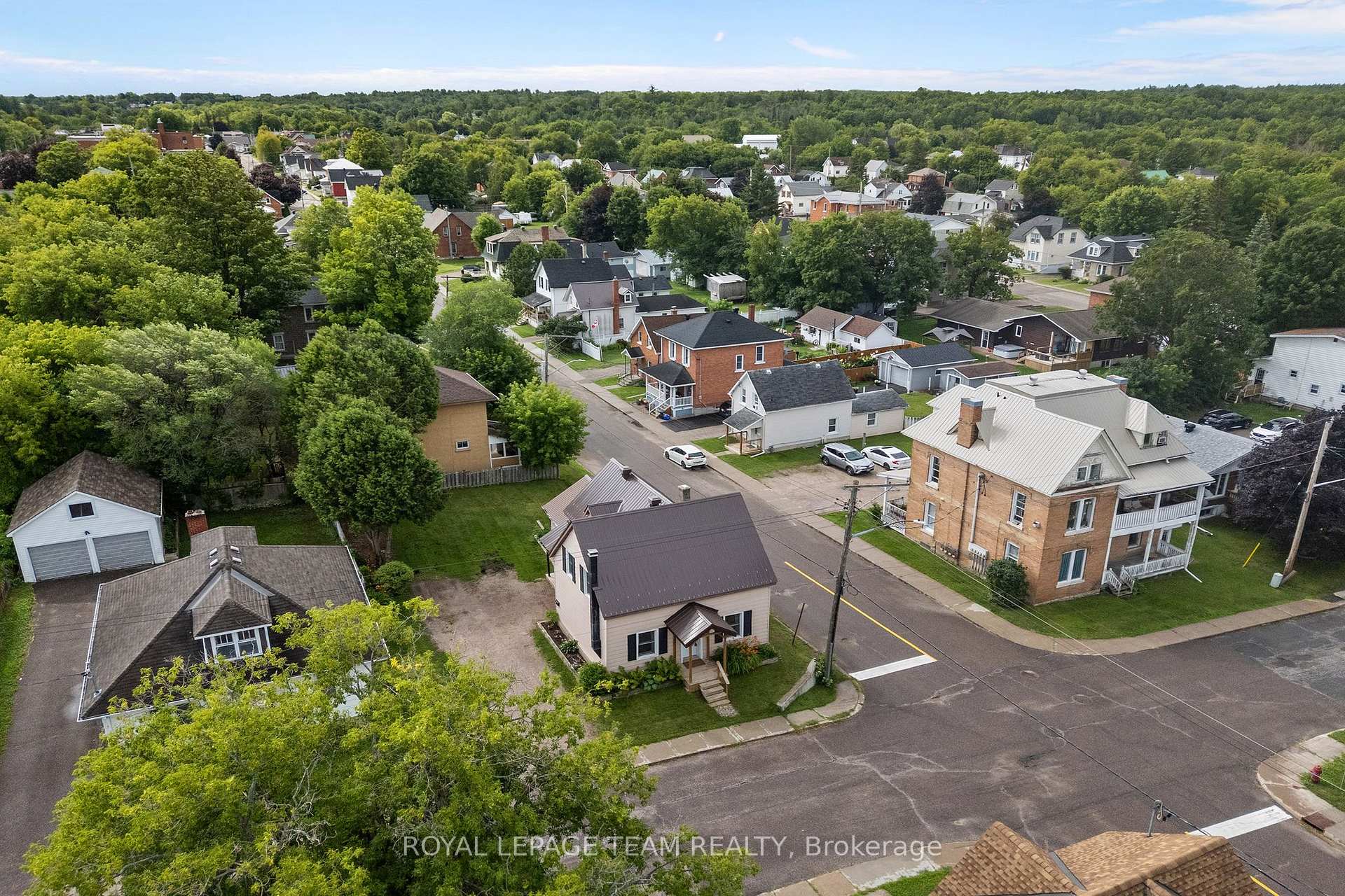 Photo 40 of 145 Munroe Avenue W, Renfrew, Renfrew — HOMEH