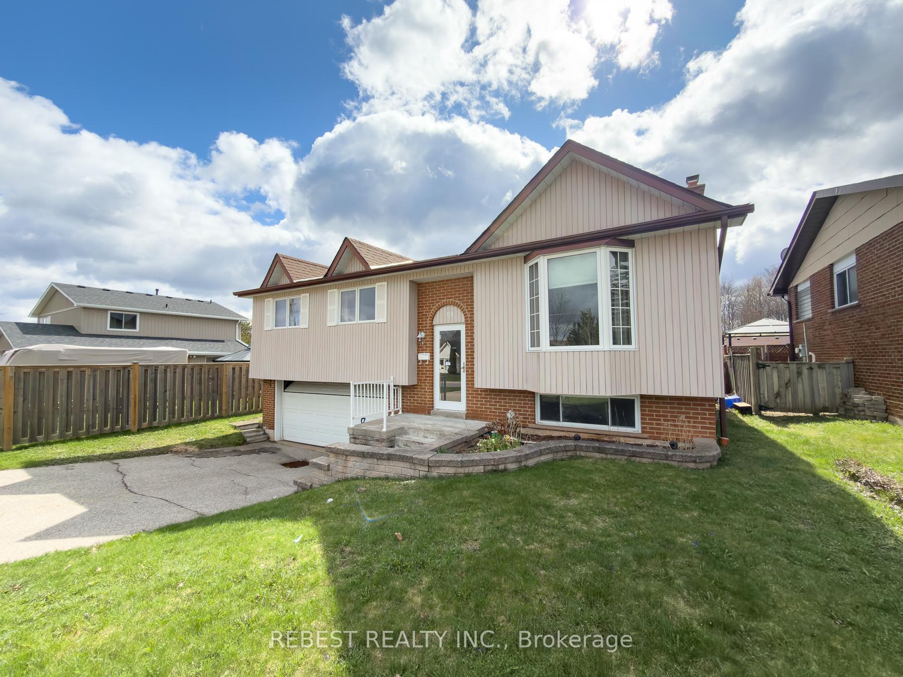Photo 3 of 98 Cobblehill Road, Halton Hills, Acton — HOMEH