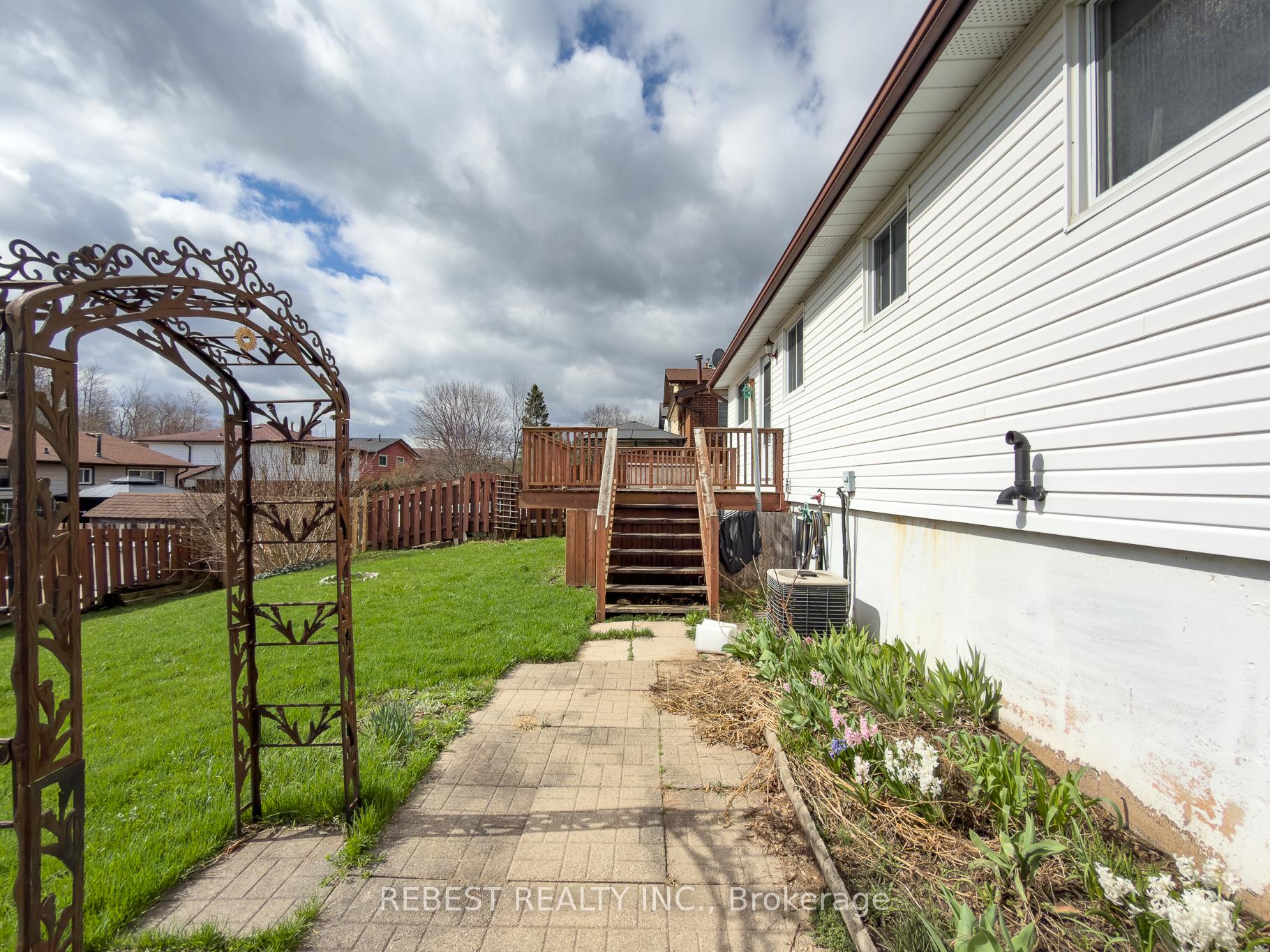 Photo 18 of 98 Cobblehill Road, Halton Hills, Acton — HOMEH