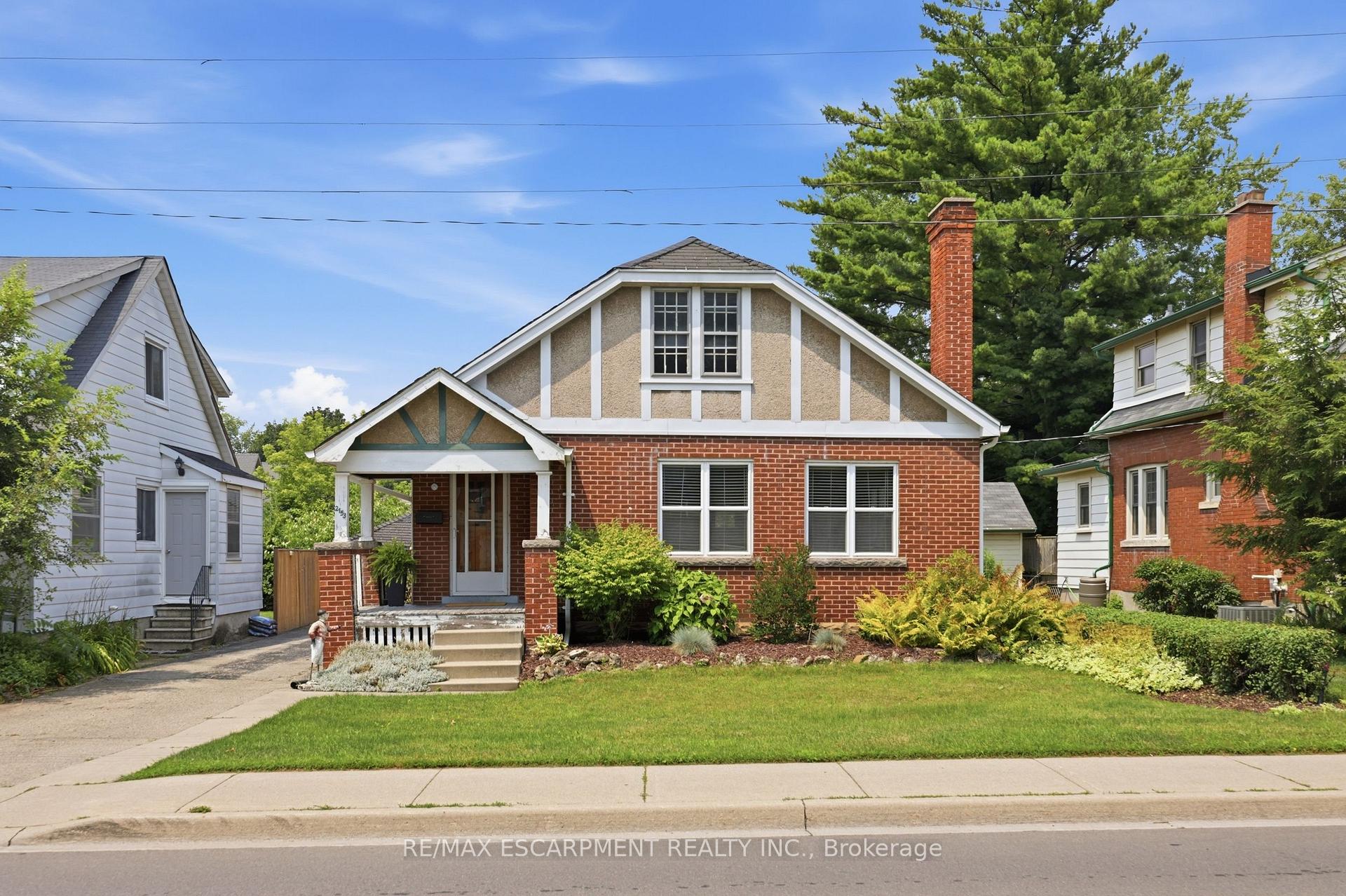 Photo 2 of 2153 Caroline Street, Burlington, Roseland — HOMEH