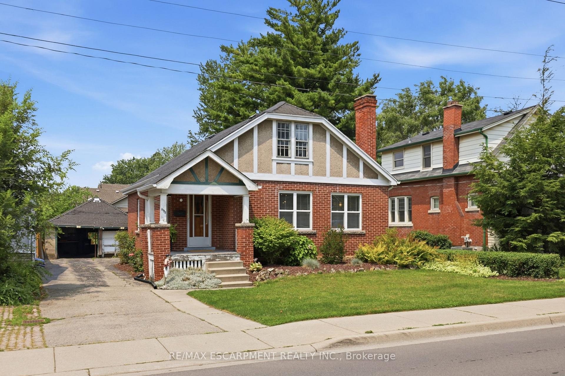 Photo 3 of 2153 Caroline Street, Burlington, Roseland — HOMEH