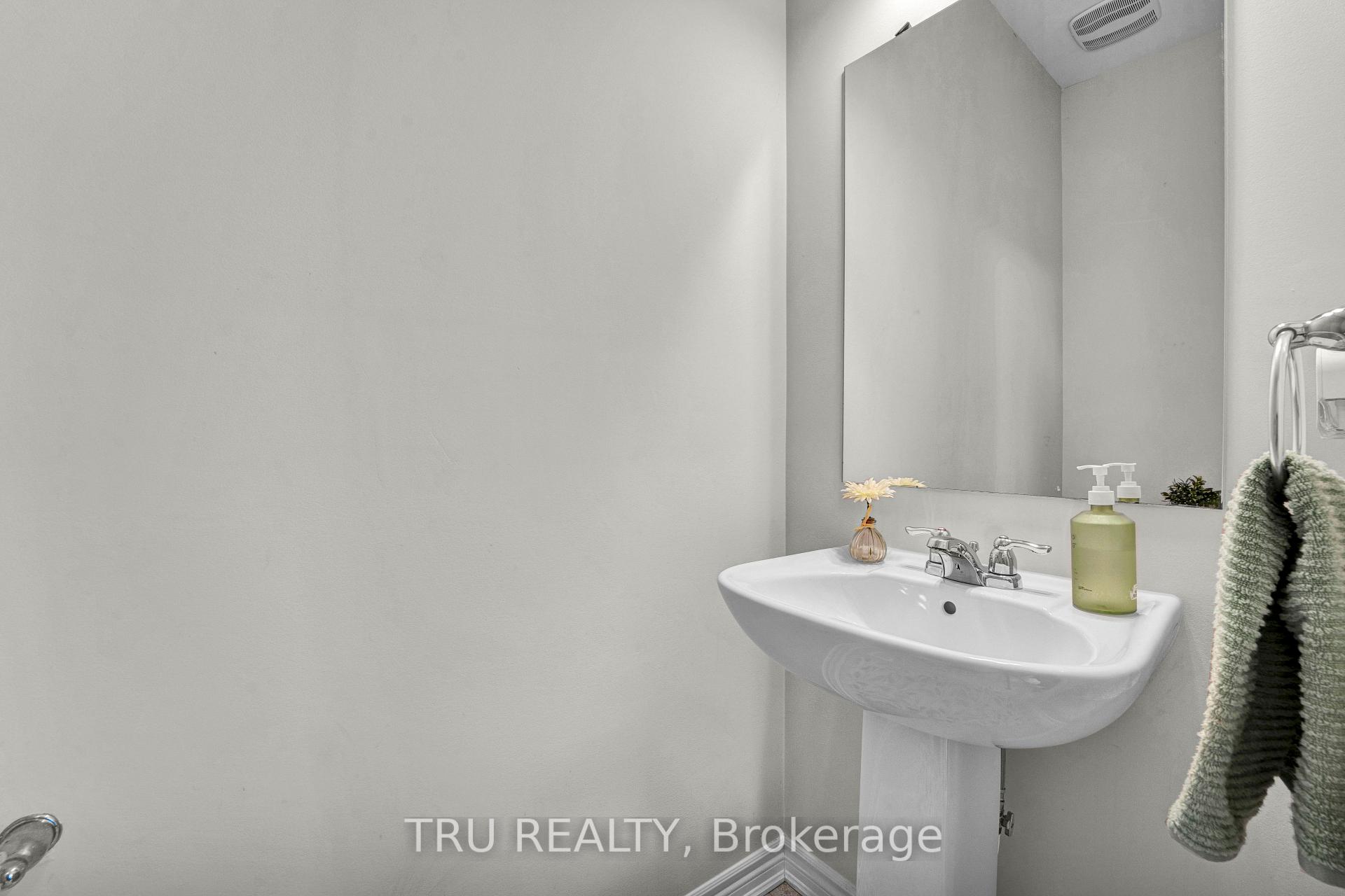 Photo 4 of 71 Caspian Row, Ottawa, Kanata - Emerald Meadows/Trailwest — HOMEH