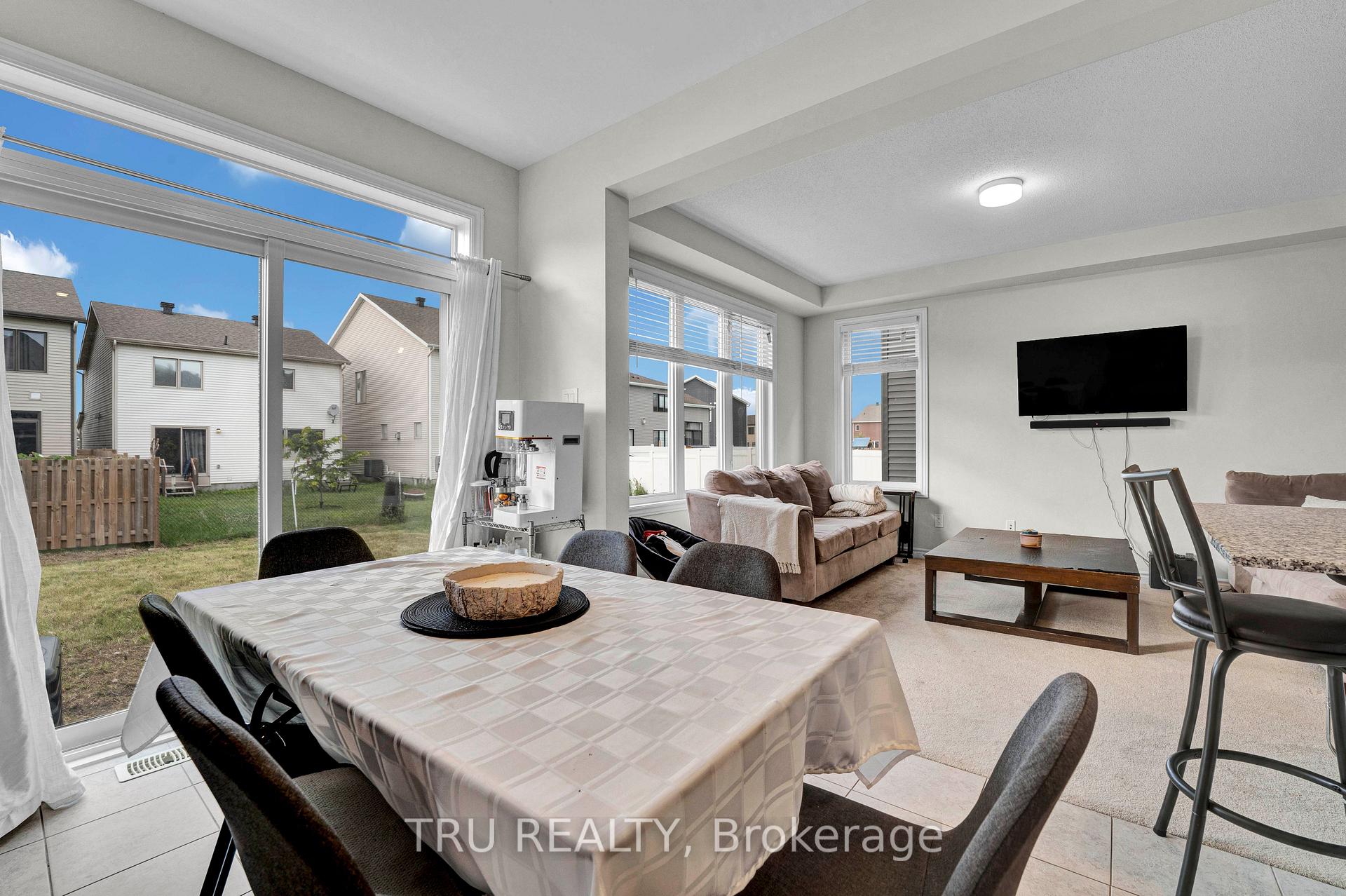 Photo 13 of 71 Caspian Row, Ottawa, Kanata - Emerald Meadows/Trailwest — HOMEH