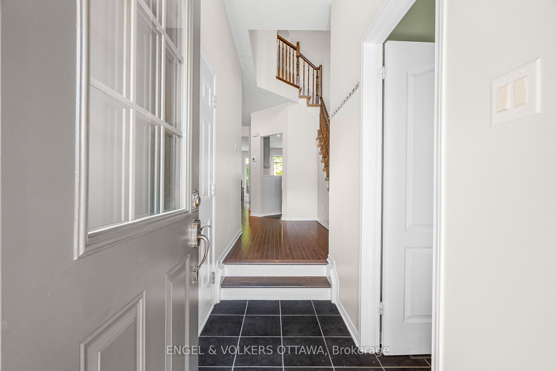 Photo 3 of 729 Nakina Way, Ottawa, Riverside South/Gloucester Glen — HOMEH
