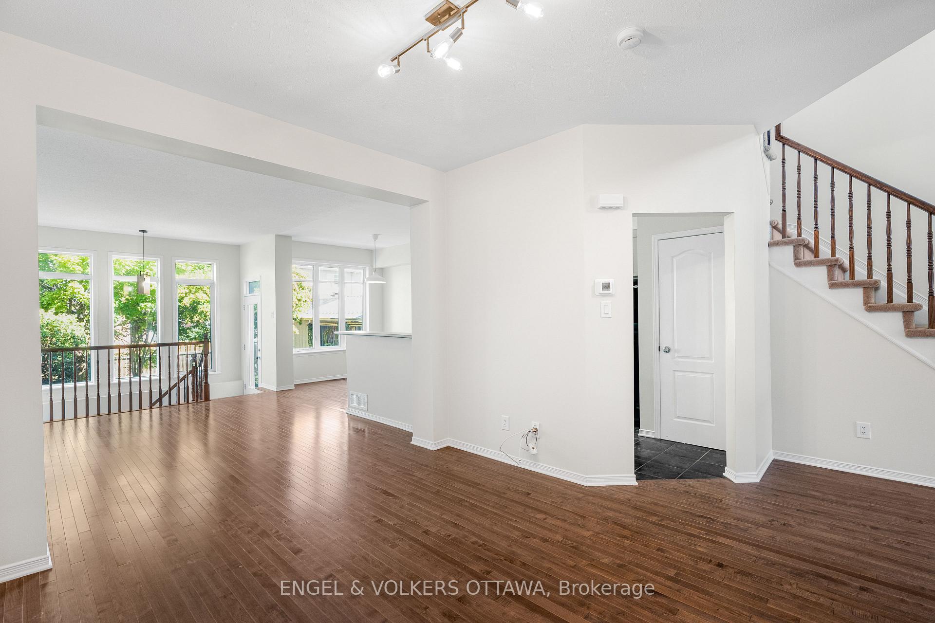 Photo 8 of 729 Nakina Way, Ottawa, Riverside South/Gloucester Glen — HOMEH