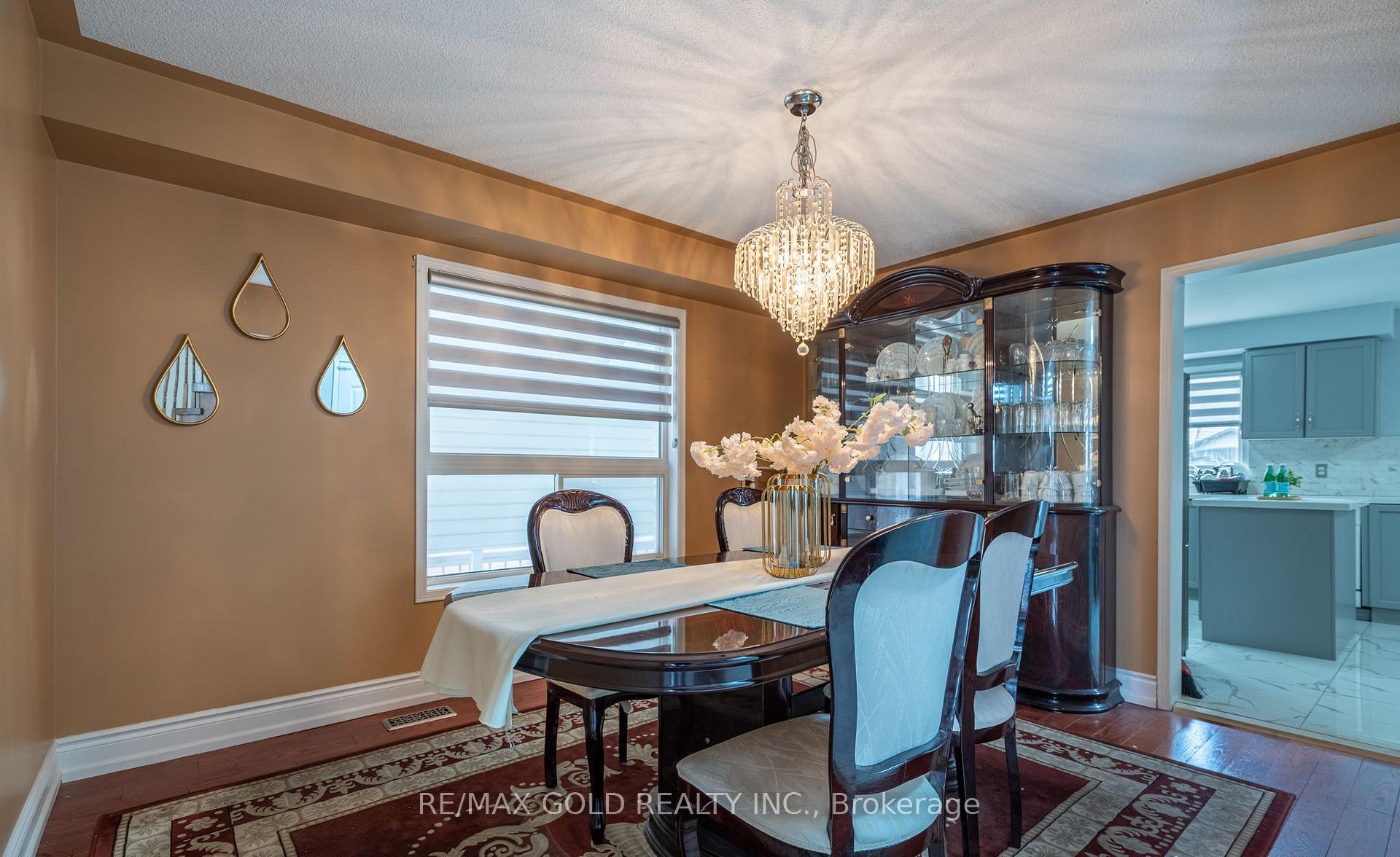 Photo 5 of 104 Sunny Meadow Boulevard, Brampton, Sandringham-Wellington — HOMEH