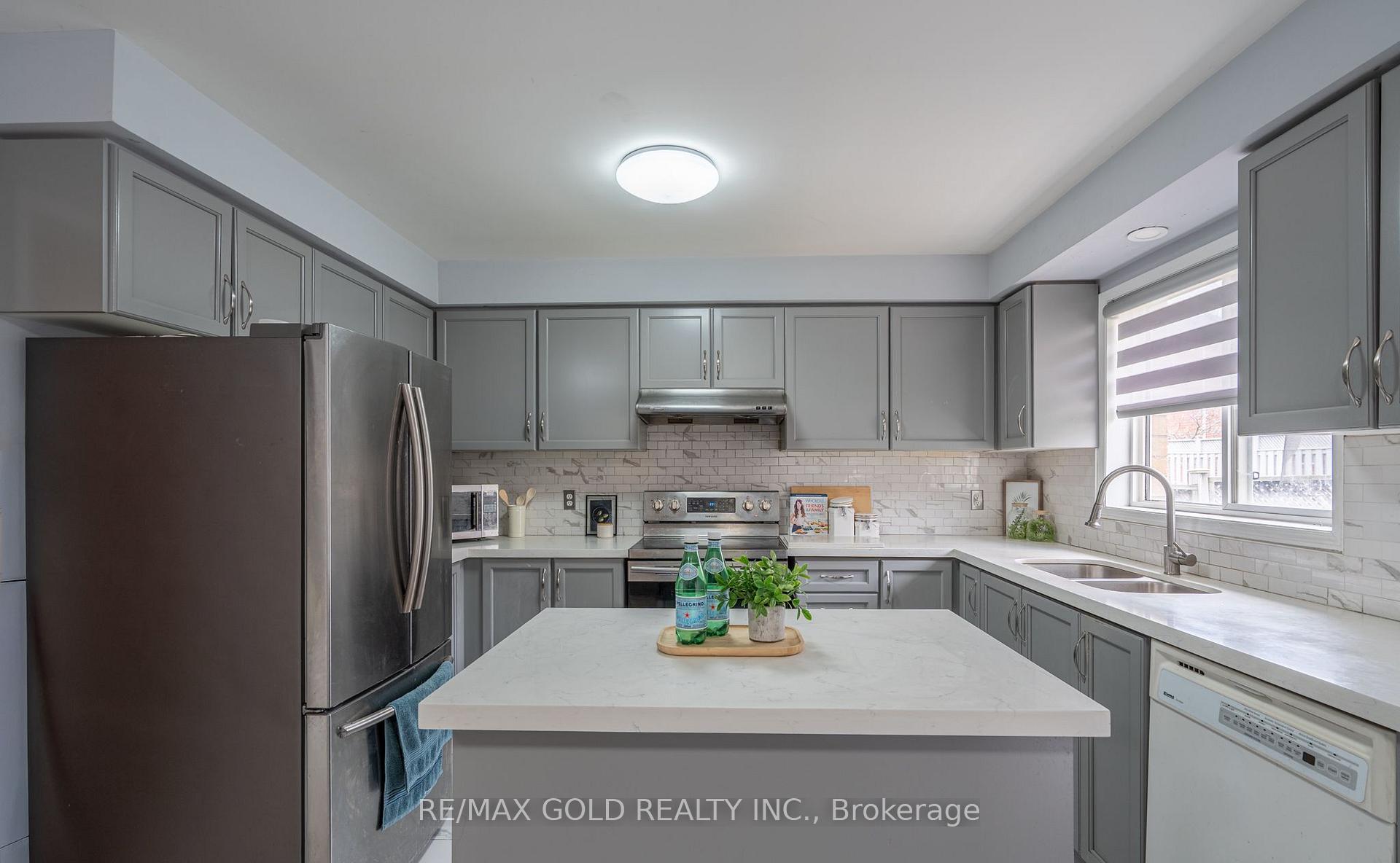 Photo 10 of 104 Sunny Meadow Boulevard, Brampton, Sandringham-Wellington — HOMEH