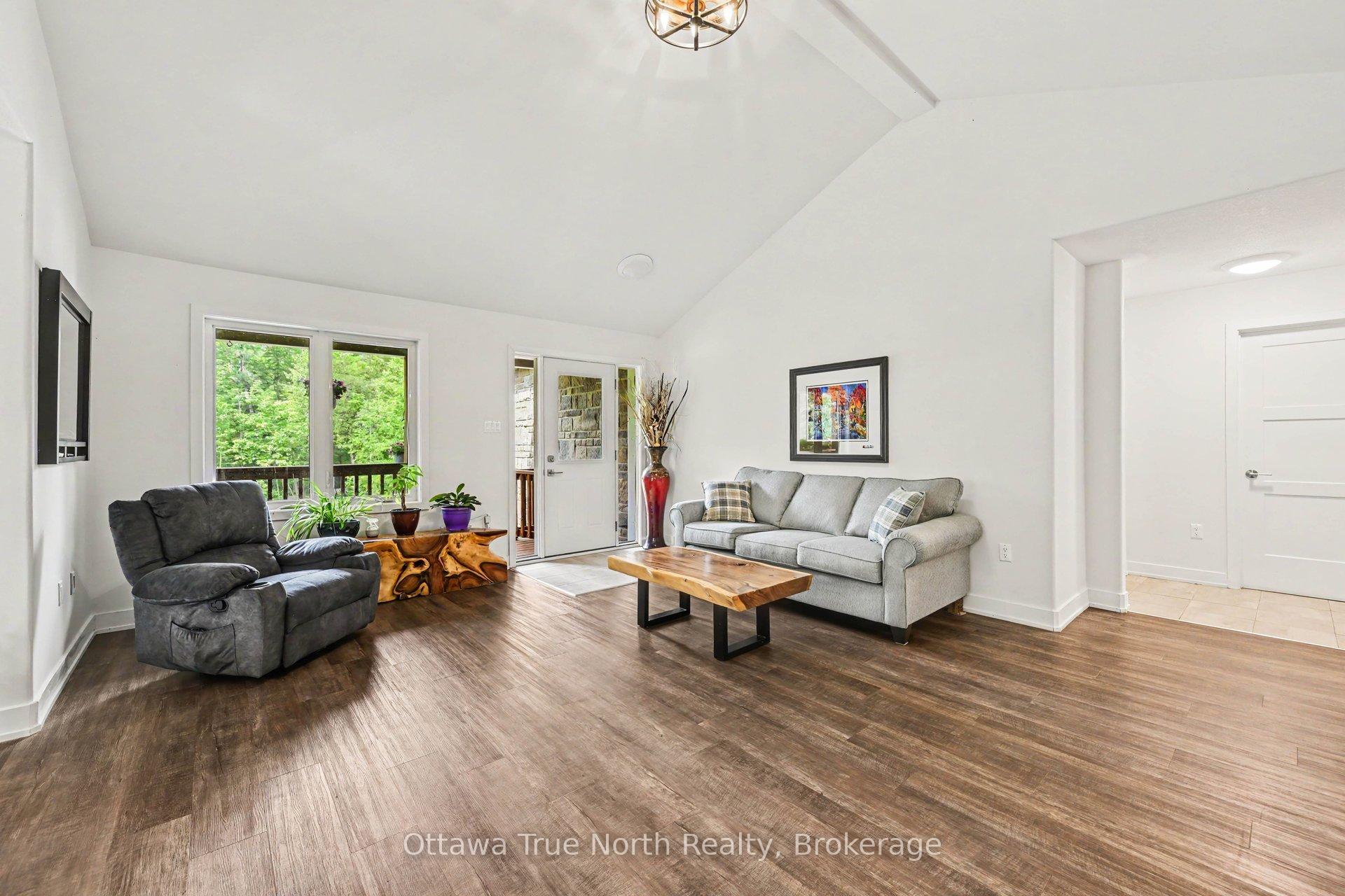 Photo 5 of 1196 Flat Rapids Road, McNab/Braeside, Mcnab/Braeside Twps — HOMEH