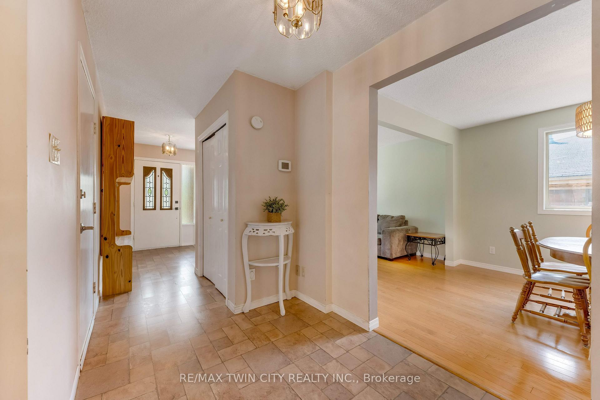 Photo 3 of 131 Brierdale Drive, Kitchener, Idlewood — HOMEH