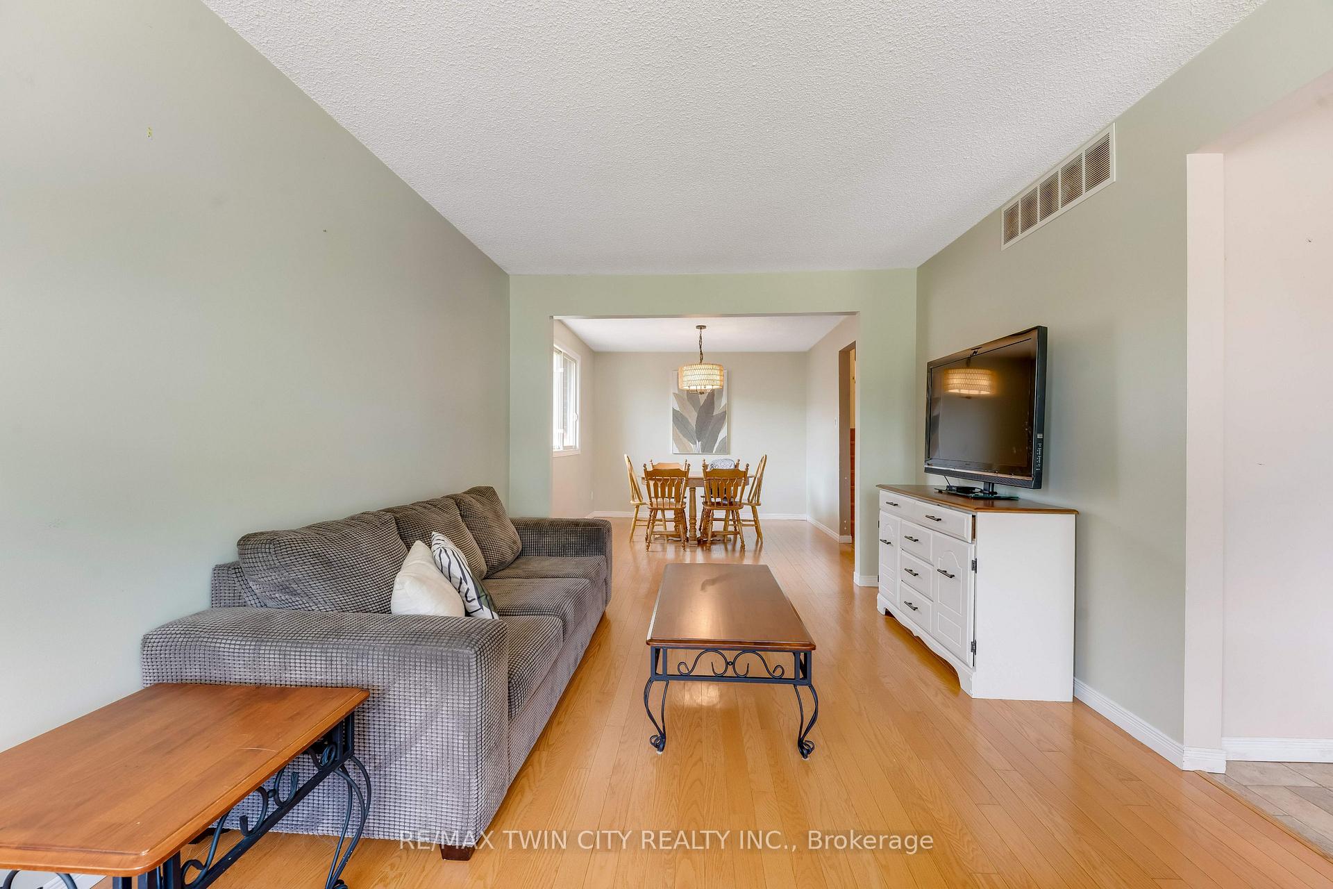 Photo 4 of 131 Brierdale Drive, Kitchener, Idlewood — HOMEH