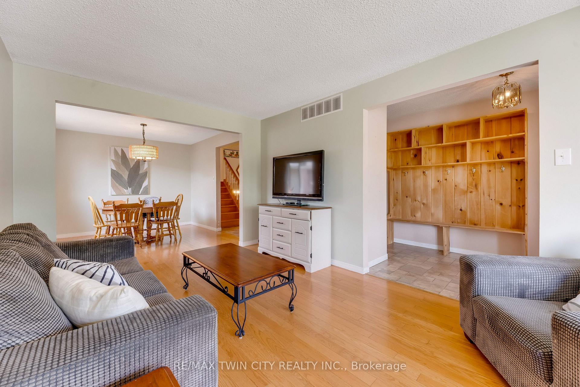 Photo 5 of 131 Brierdale Drive, Kitchener, Idlewood — HOMEH