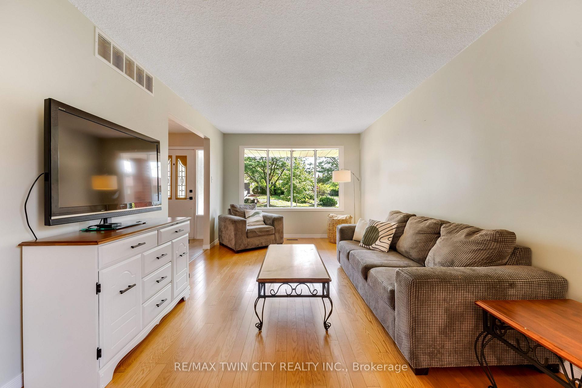 Photo 6 of 131 Brierdale Drive, Kitchener, Idlewood — HOMEH