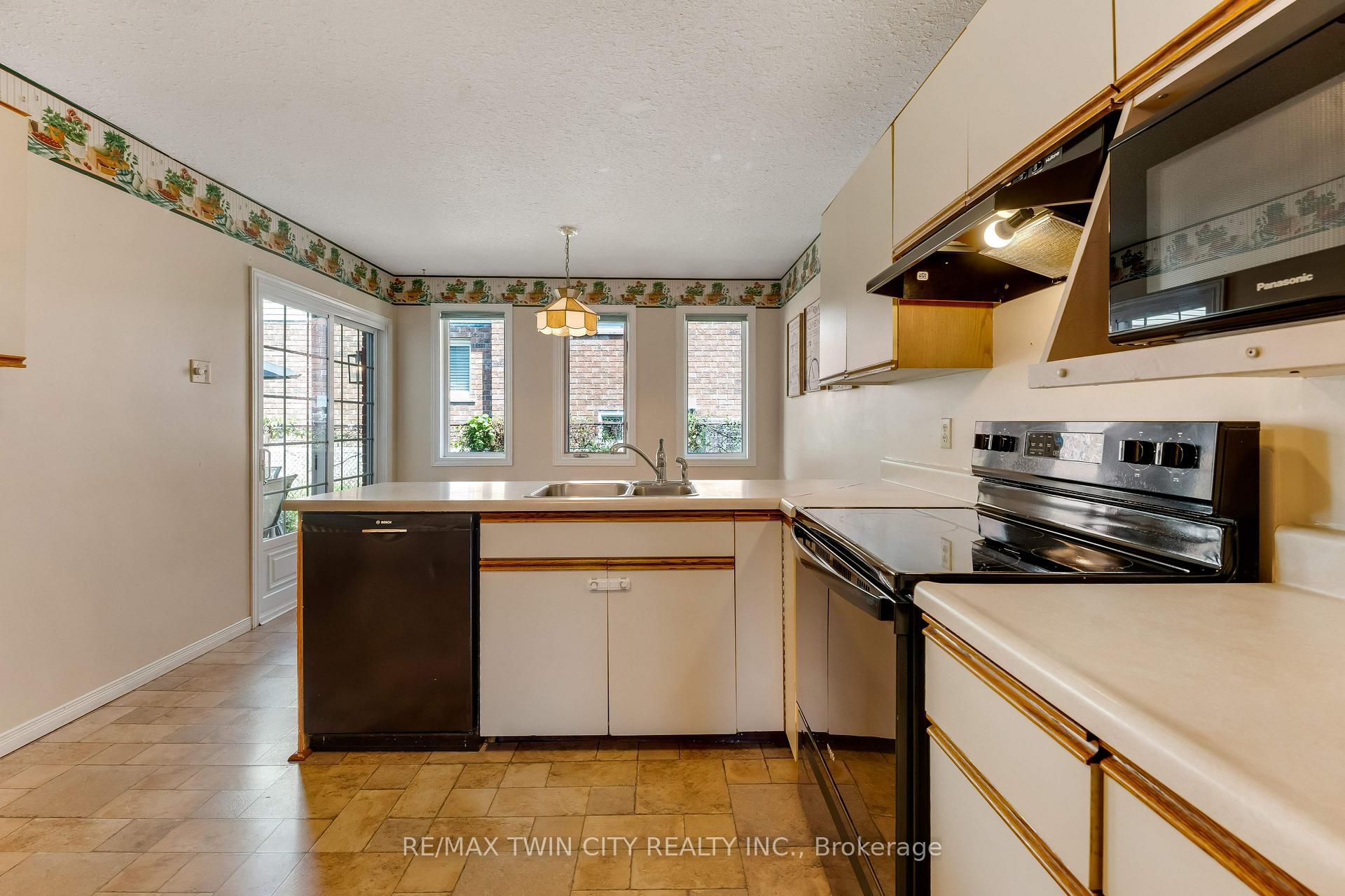 Photo 8 of 131 Brierdale Drive, Kitchener, Idlewood — HOMEH