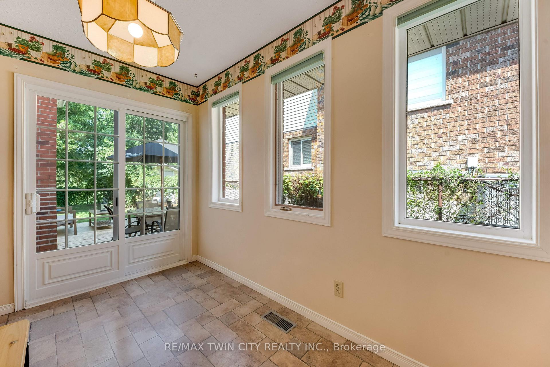 Photo 12 of 131 Brierdale Drive, Kitchener, Idlewood — HOMEH