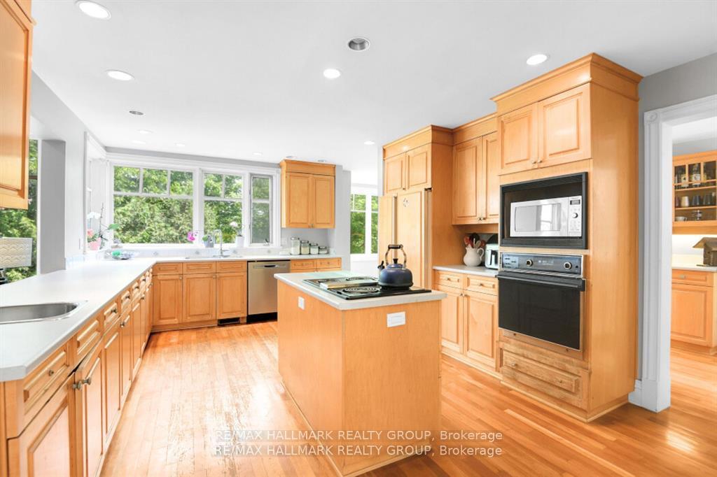 Photo 7 of 23 Davidson Drive, Ottawa, Rothwell Heights — HOMEH