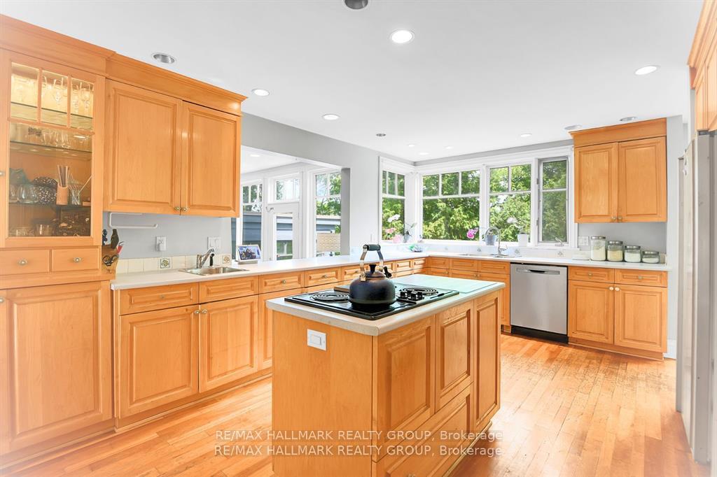 Photo 11 of 23 Davidson Drive, Ottawa, Rothwell Heights — HOMEH