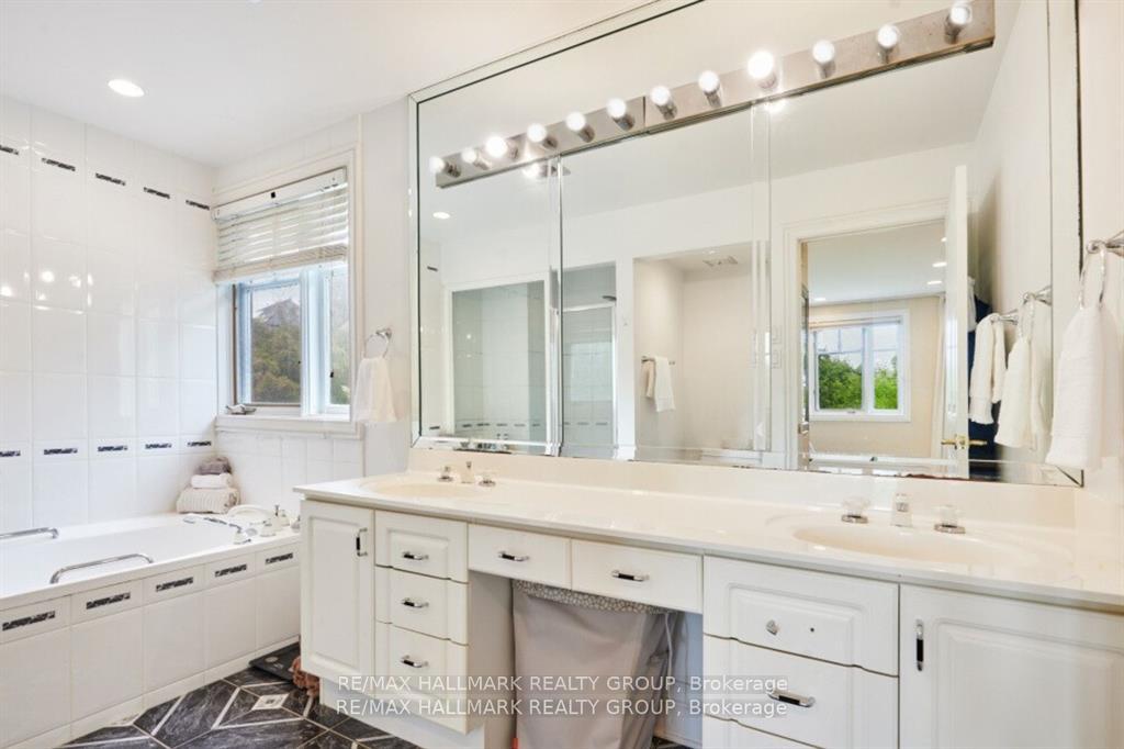 Photo 17 of 23 Davidson Drive, Ottawa, Rothwell Heights — HOMEH