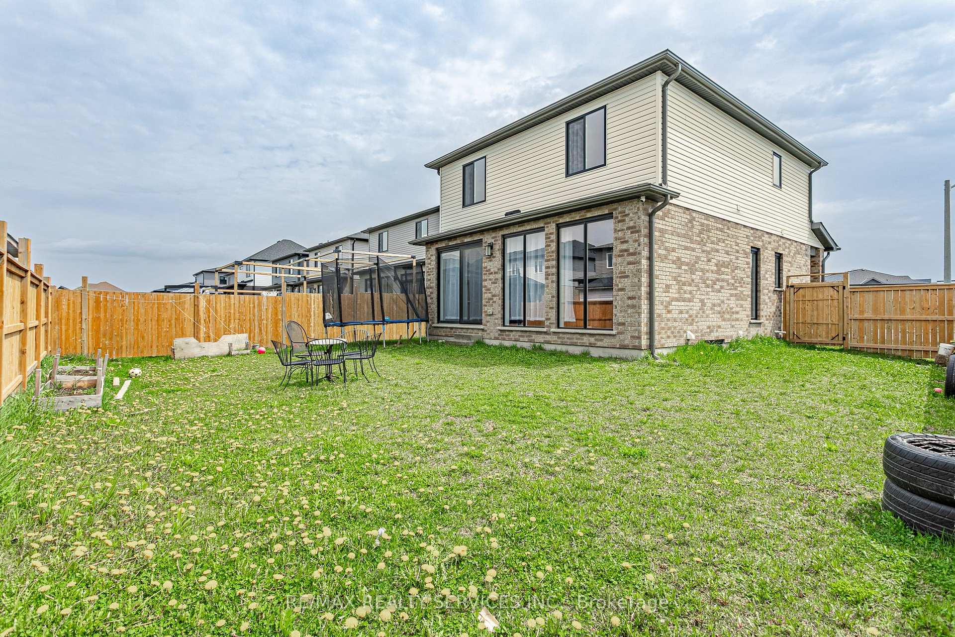 Photo 34 of 2227 Evans Boulevard, London, South U — HOMEH