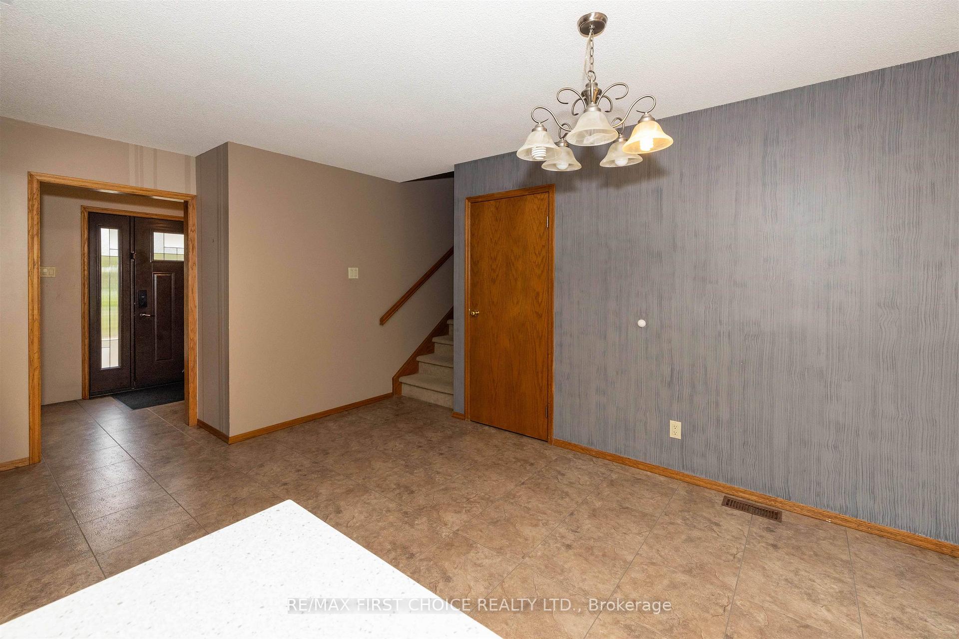 Photo 23 of 2089 Otway Street, Thunder Bay, Rosslyn Road — HOMEH