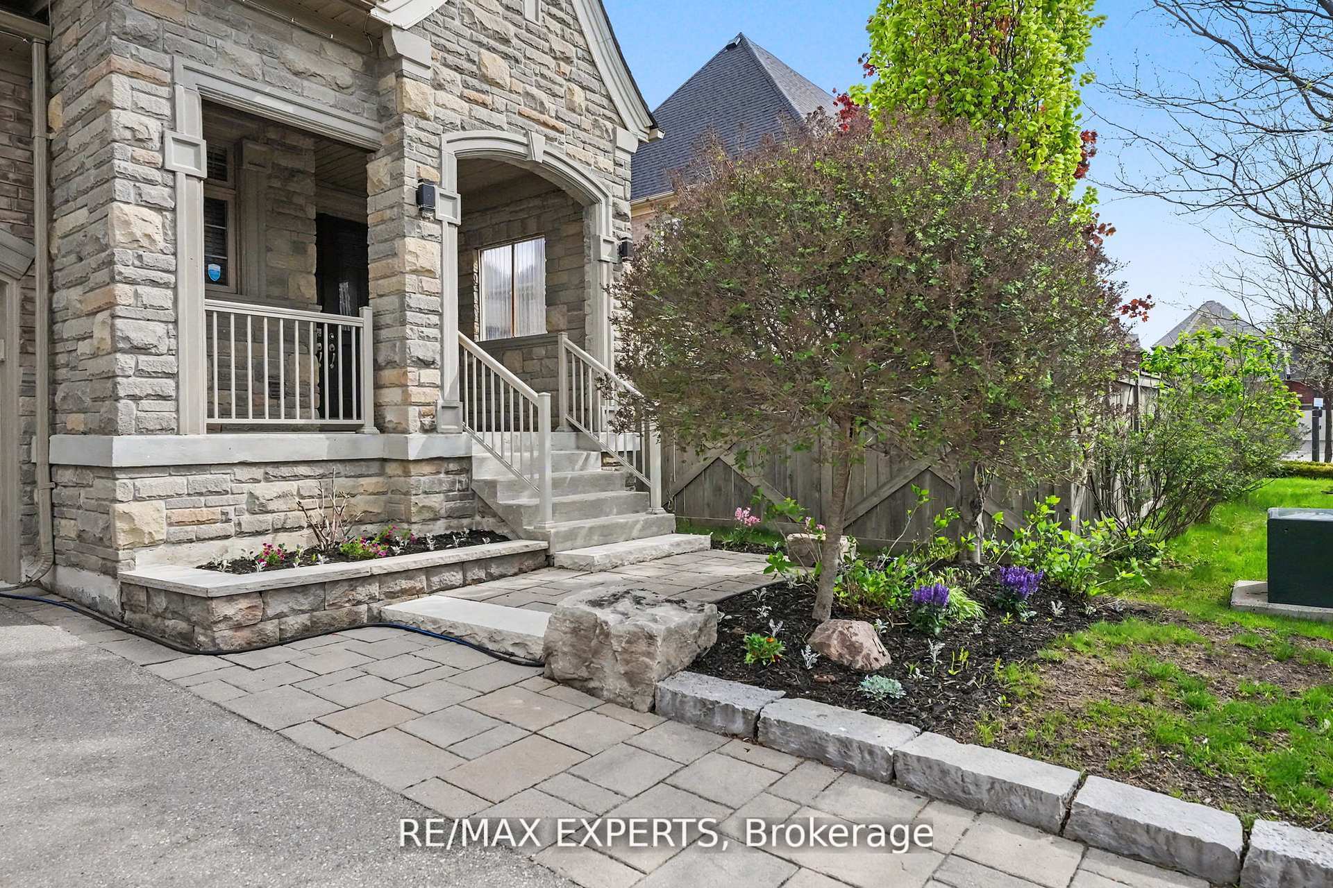 Photo 3 of 4 Sim Hill Crescent, King, King City — HOMEH
