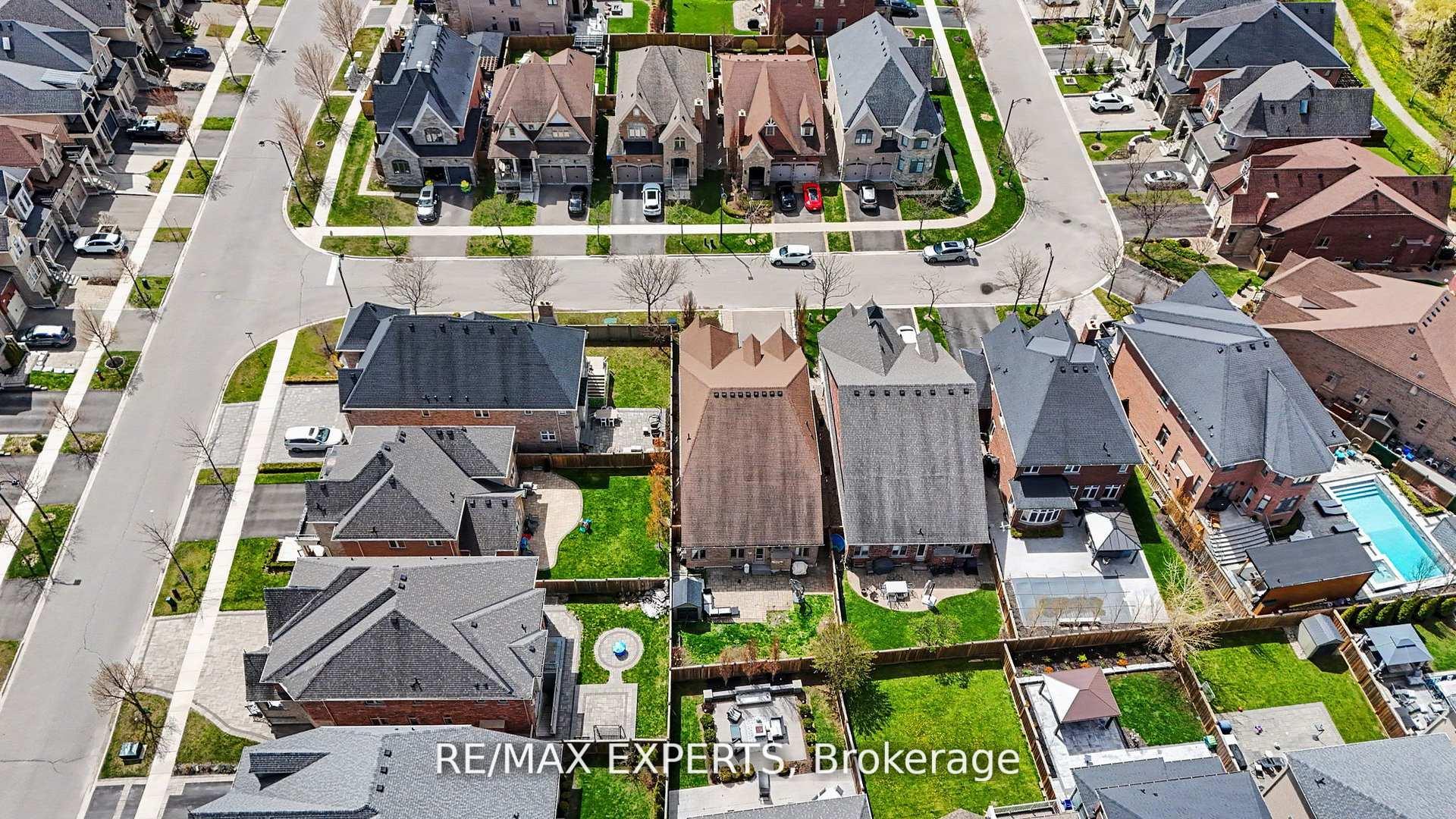 Photo 9 of 4 Sim Hill Crescent, King, King City — HOMEH