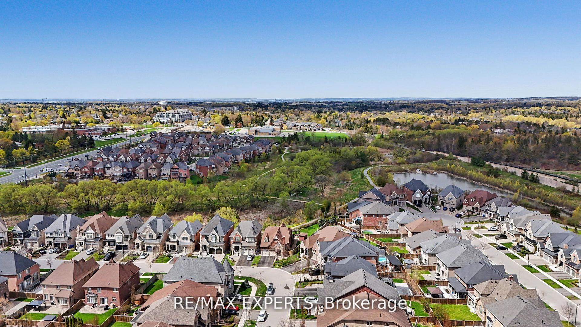 Photo 10 of 4 Sim Hill Crescent, King, King City — HOMEH